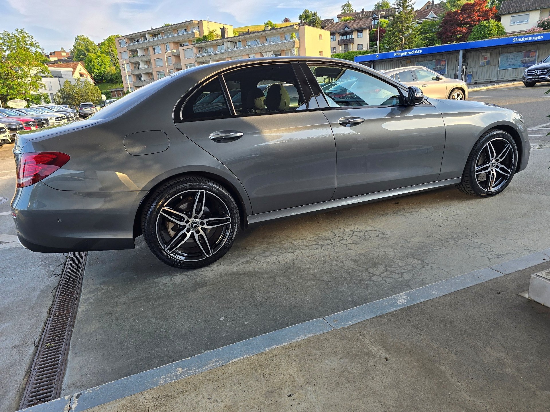 MERCEDES-BENZ E 200 AMG Line 4Matic 9G-Tronic-image-12