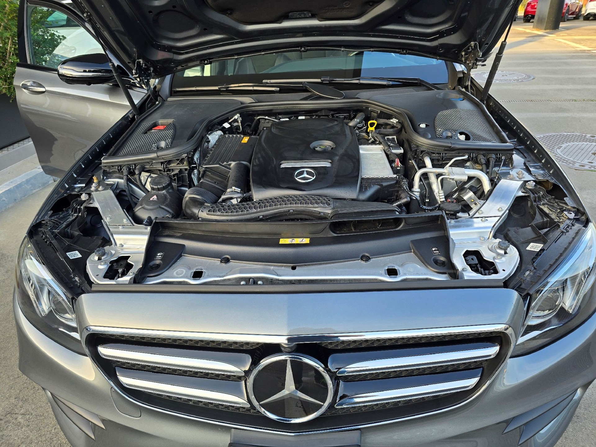 MERCEDES-BENZ E 200 AMG Line 4Matic 9G-Tronic-image-14