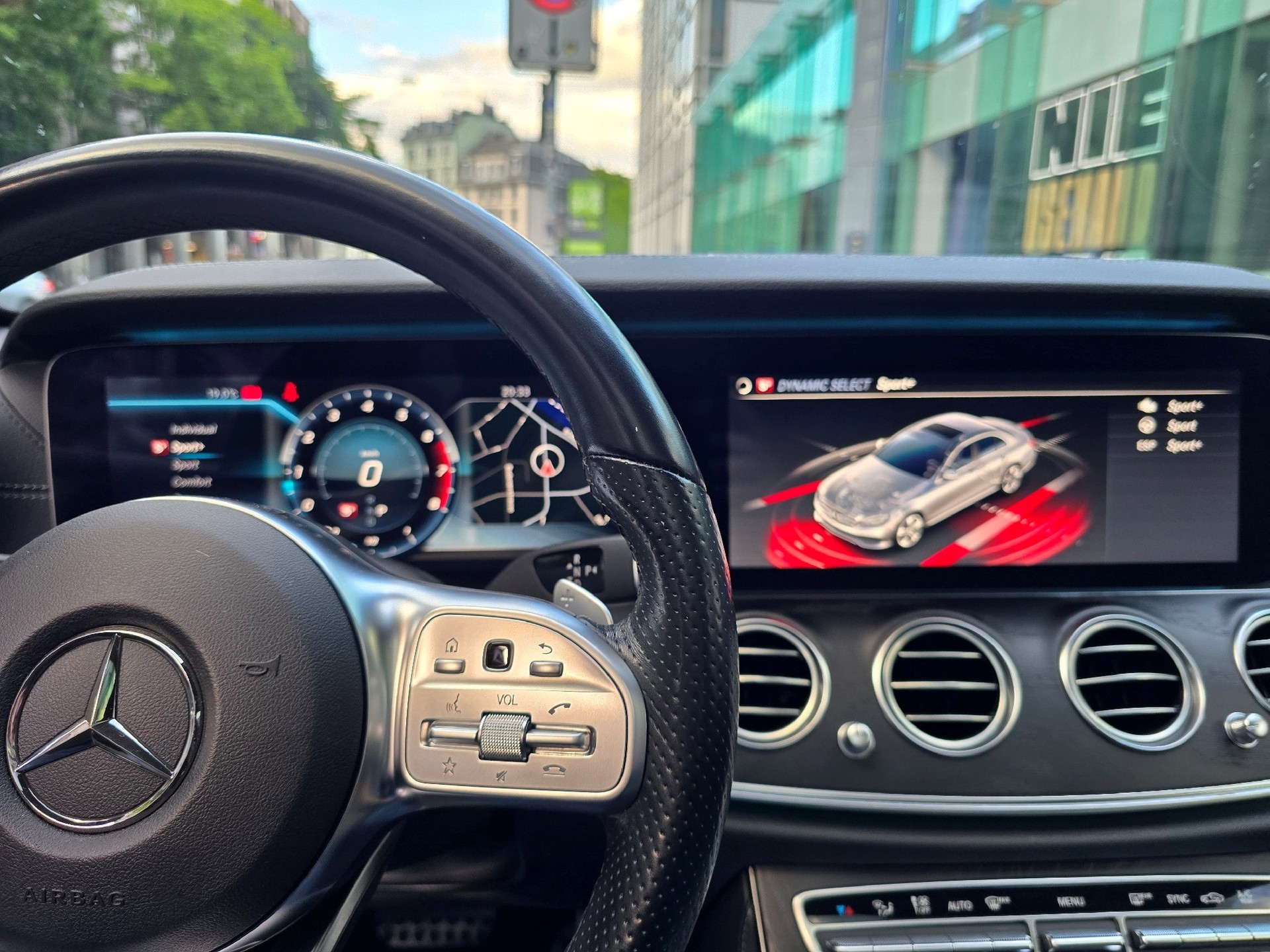 MERCEDES-BENZ E 200 AMG Line 4Matic 9G-Tronic-image-16