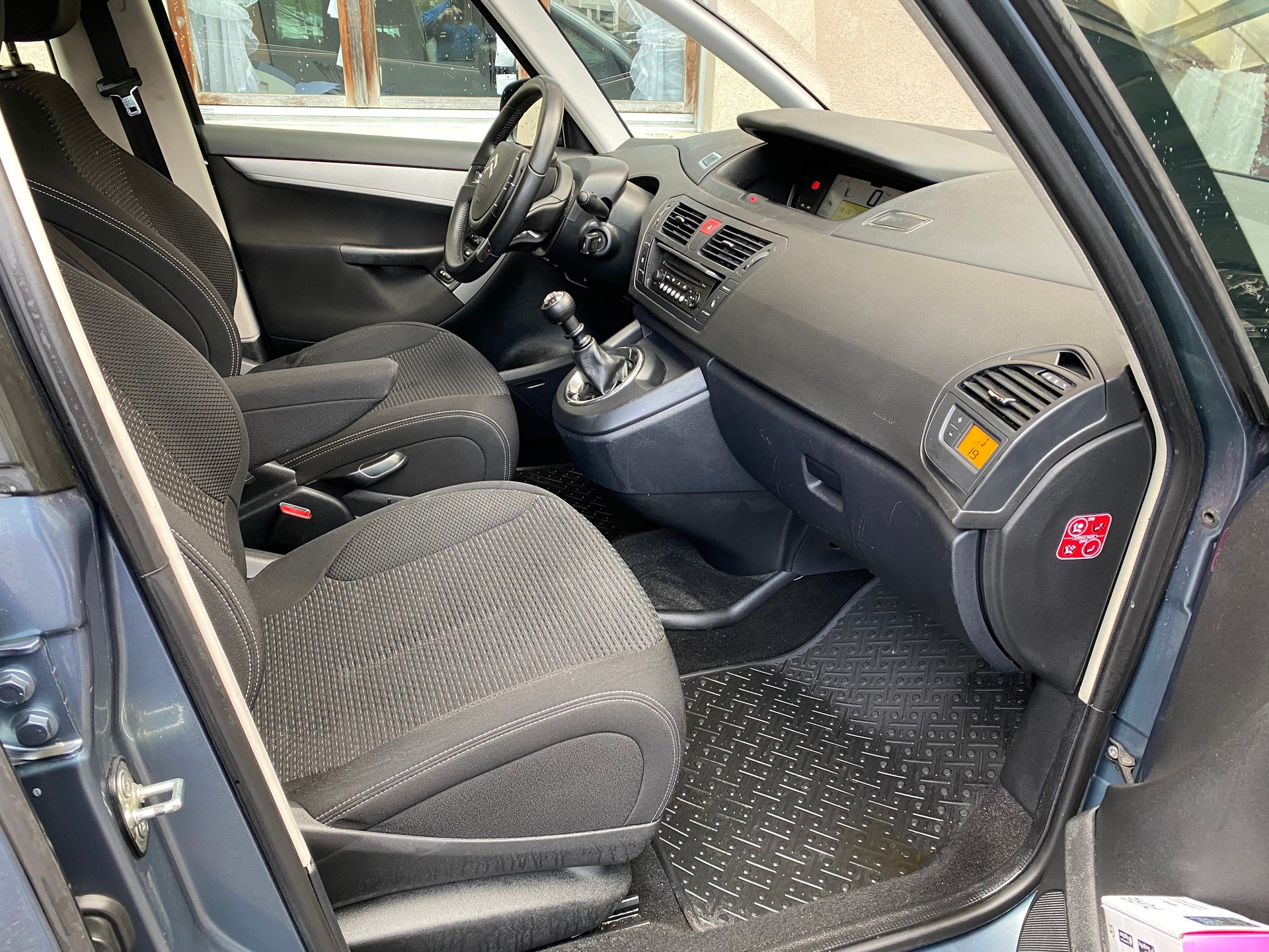CITROEN C4 Grand Picasso 1.6 HDI 16V Swiss Style-image-5