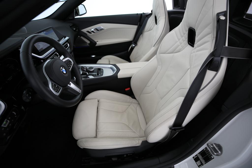 BMW Z4 M40i-showroom-element-2