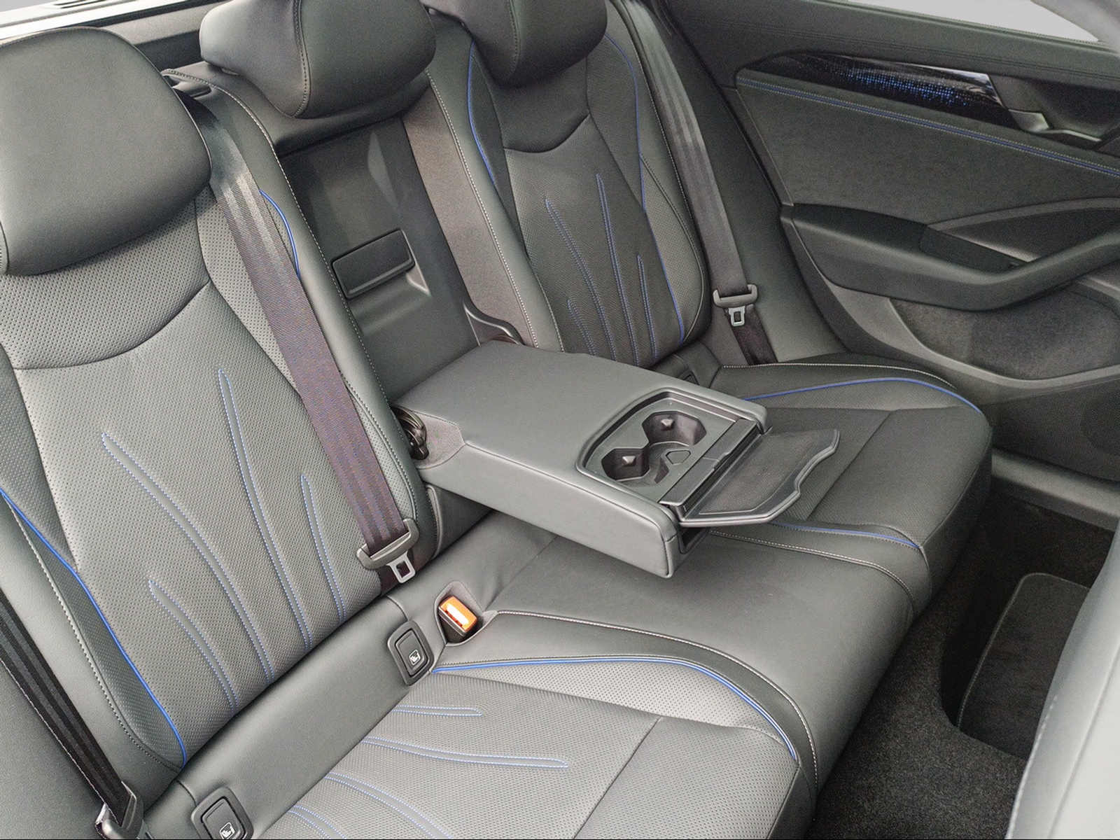 VW Passat Variant 2.0TSI 265PS R-Line Signature Allrad-image-9