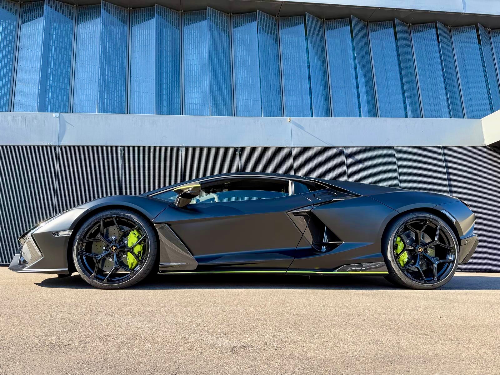 LAMBORGHINI /// REVUELTO 2025 /// AD PERSONAM /// FULL CARBON /// FULL OPTIONS-image-1
