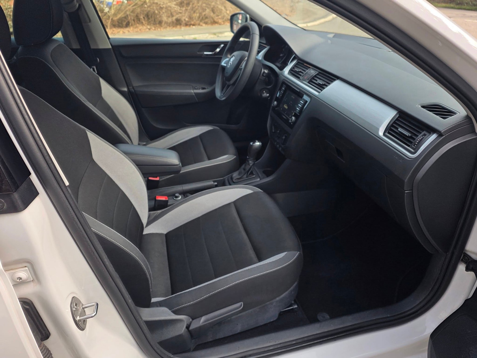 SKODA Rapid Spaceback 1.2 TSI Active DSG-image-15