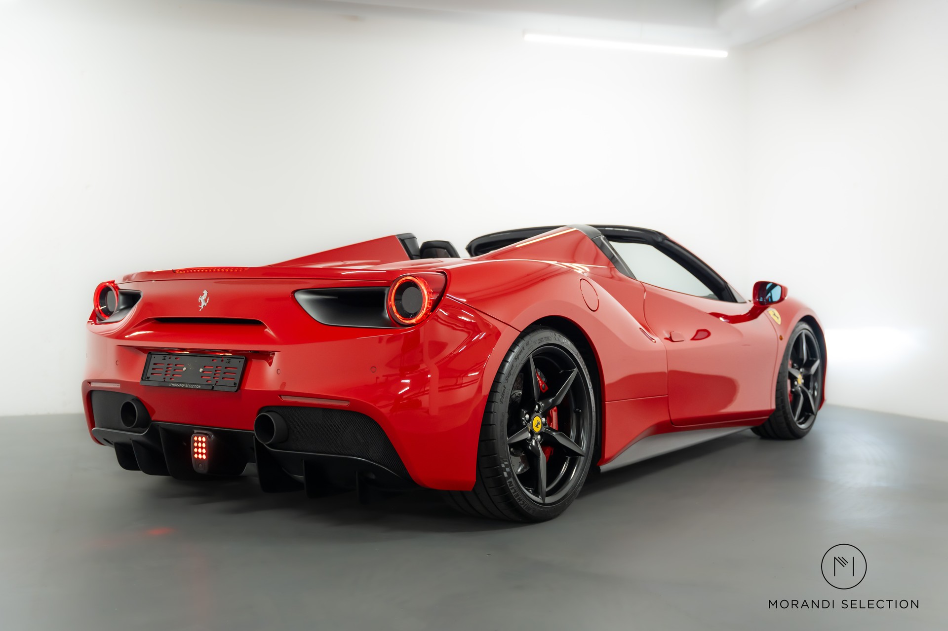 FERRARI 488 Spider 3.9 Turbo-showroom-element-3