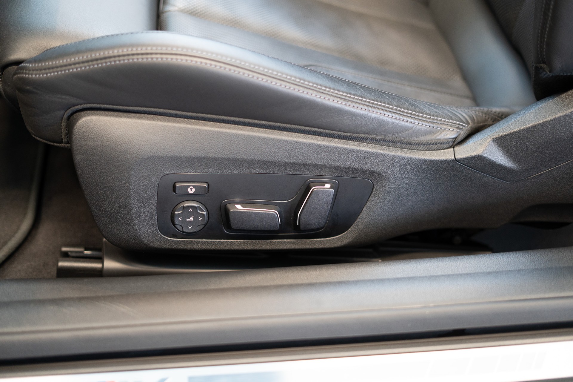 BMW M4 Competition xDrive Cabrio LCI / Head-Up Display / Harman Kardon / 360° Kamera-image-30
