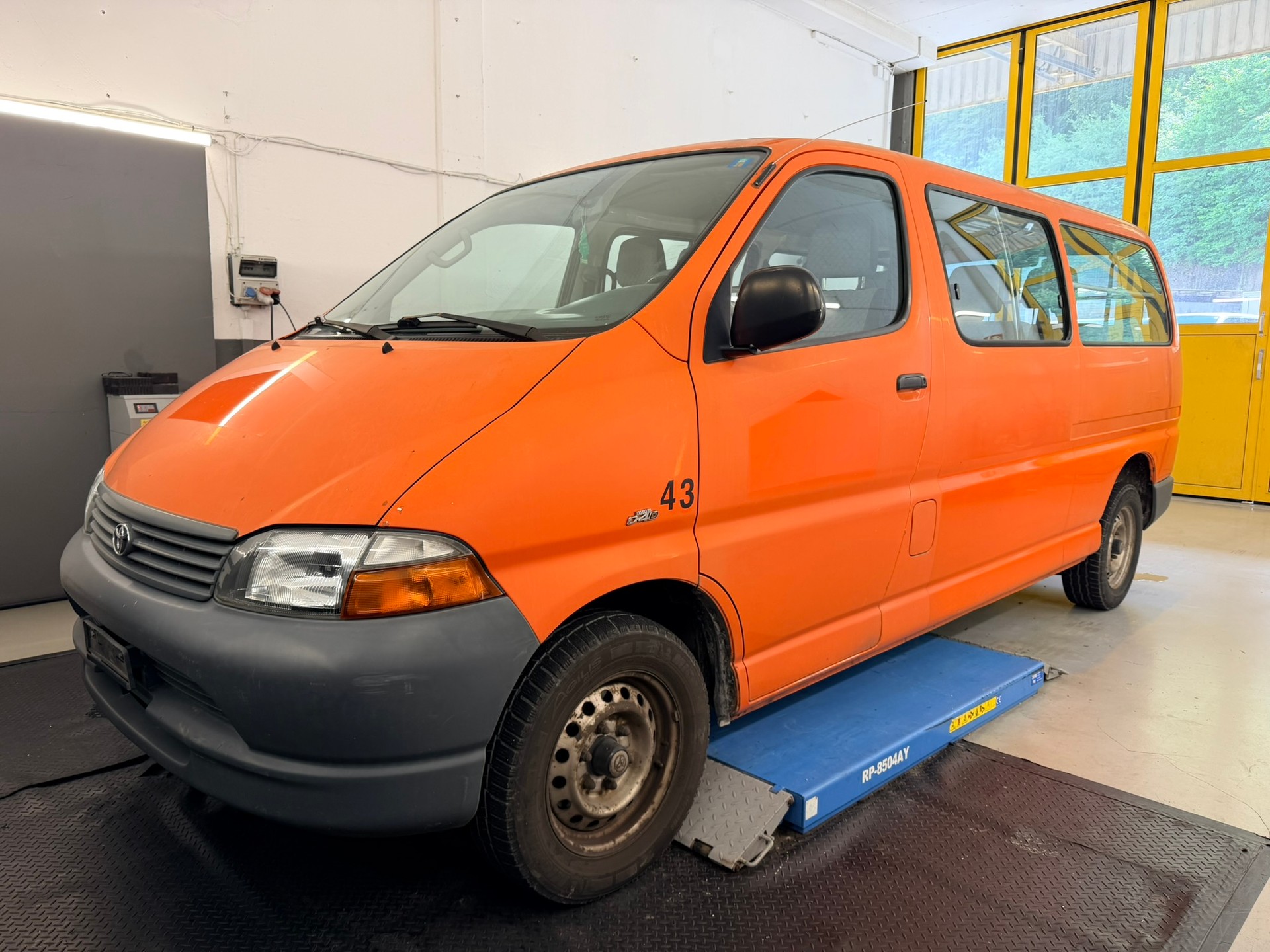 TOYOTA Hiace D-4D LWB Kombi
