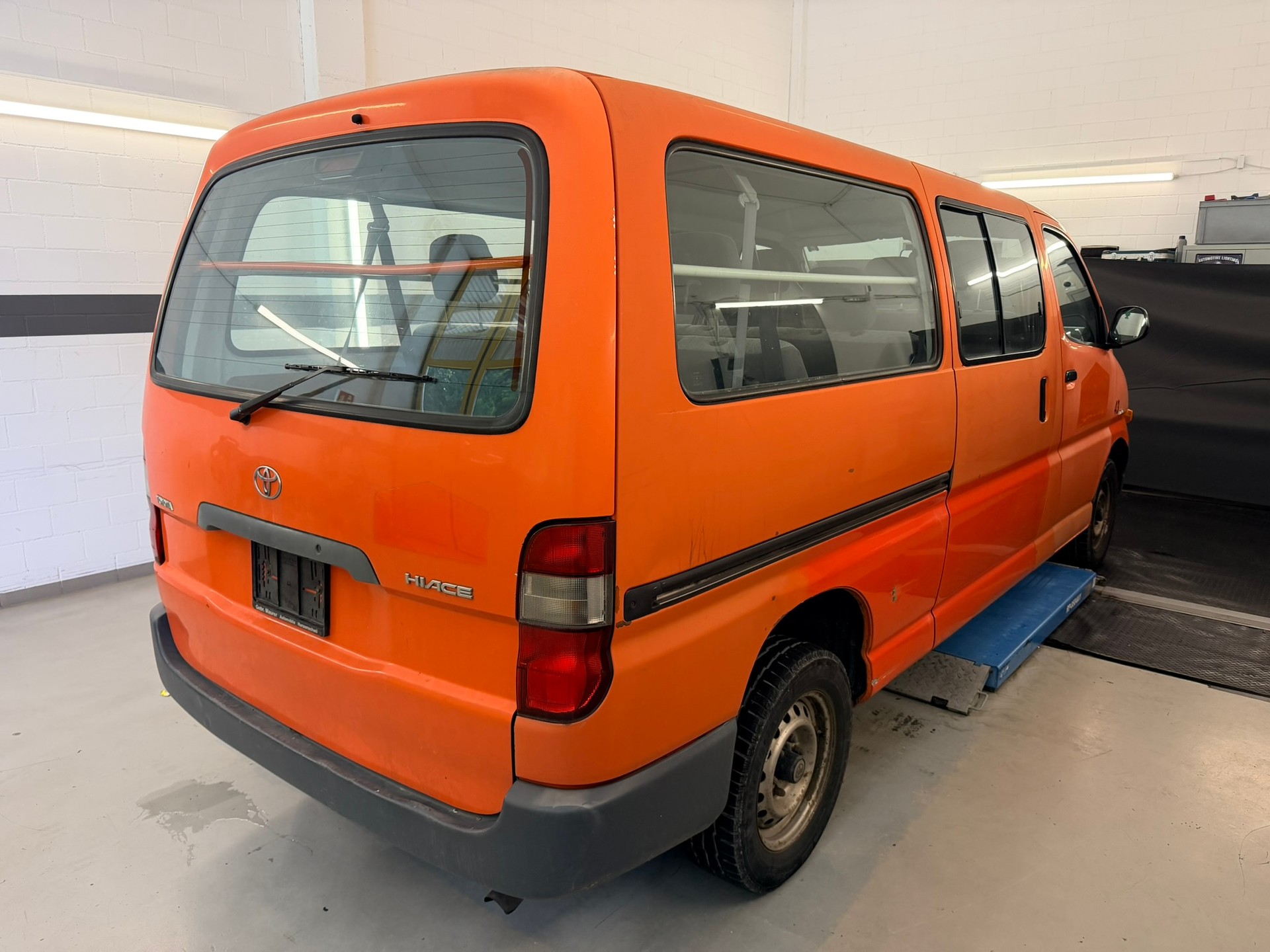 TOYOTA Hiace D-4D LWB Kombi-showroom-element-3