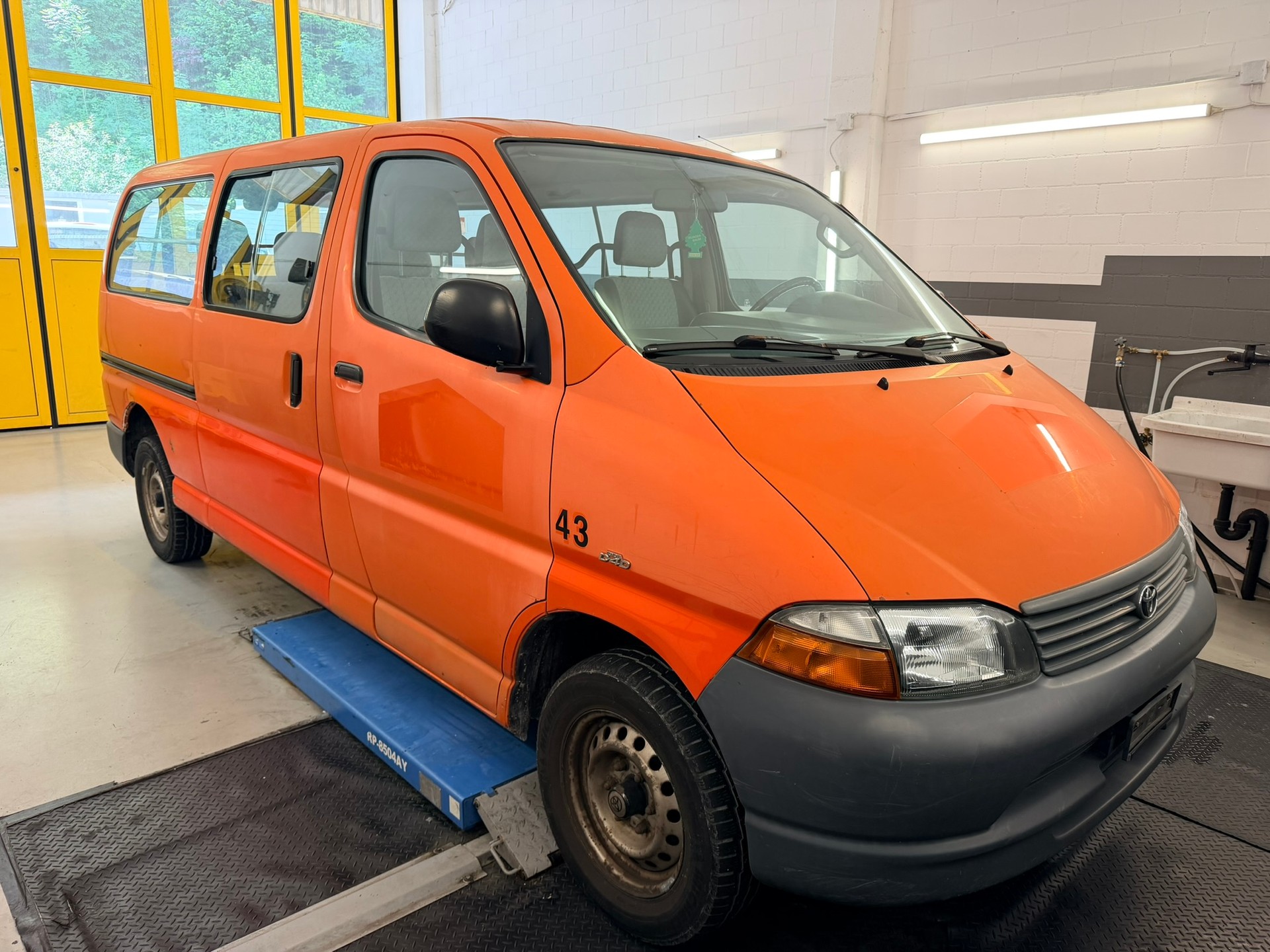 TOYOTA Hiace D-4D LWB Kombi-showroom-element-2