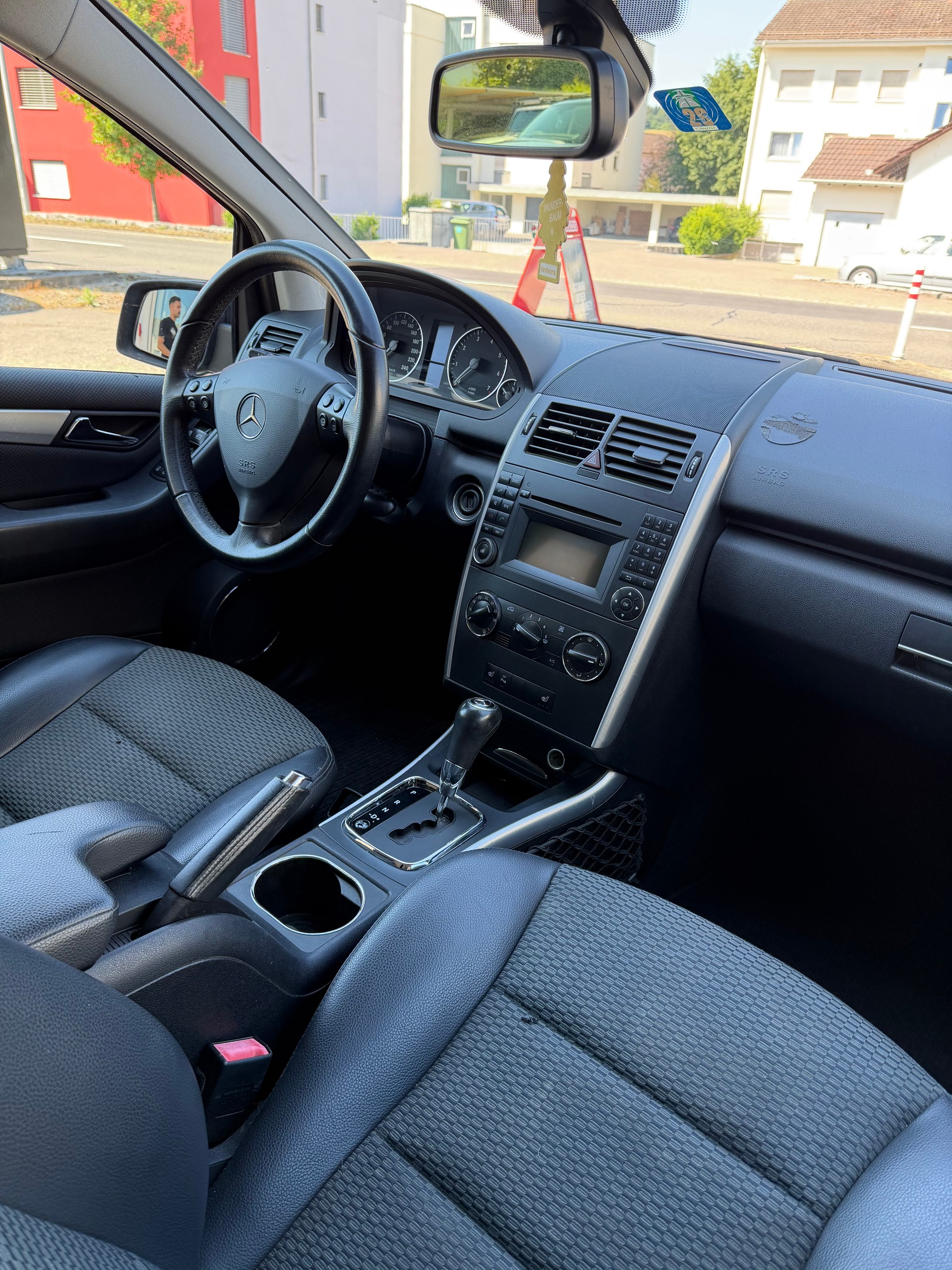 MERCEDES-BENZ A 180 Avantgarde Selection Autotronic-image-7