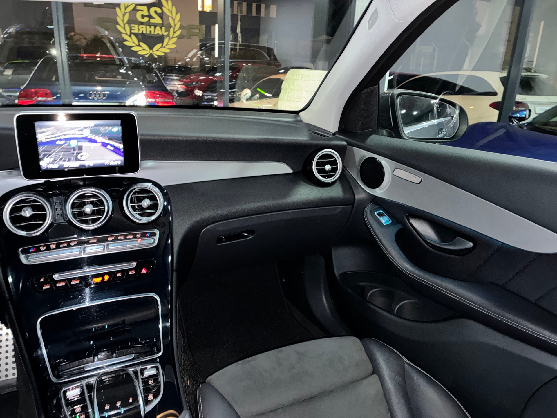 MERCEDES-BENZ GLC 250 d AMG Line 4Matic 9G-Tronic-image-9