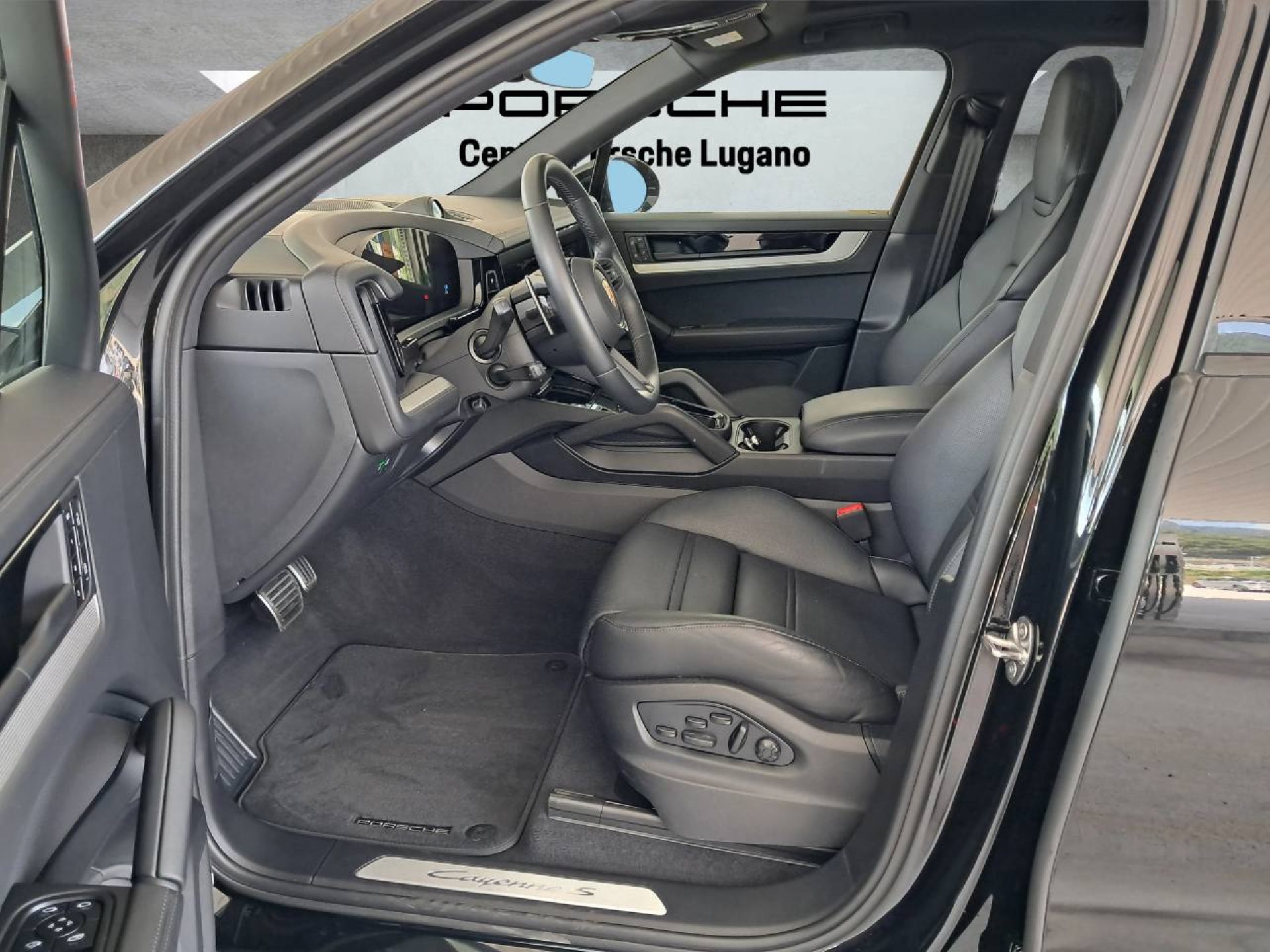 PORSCHE Cayenne S E-Hybrid-showroom-element-3