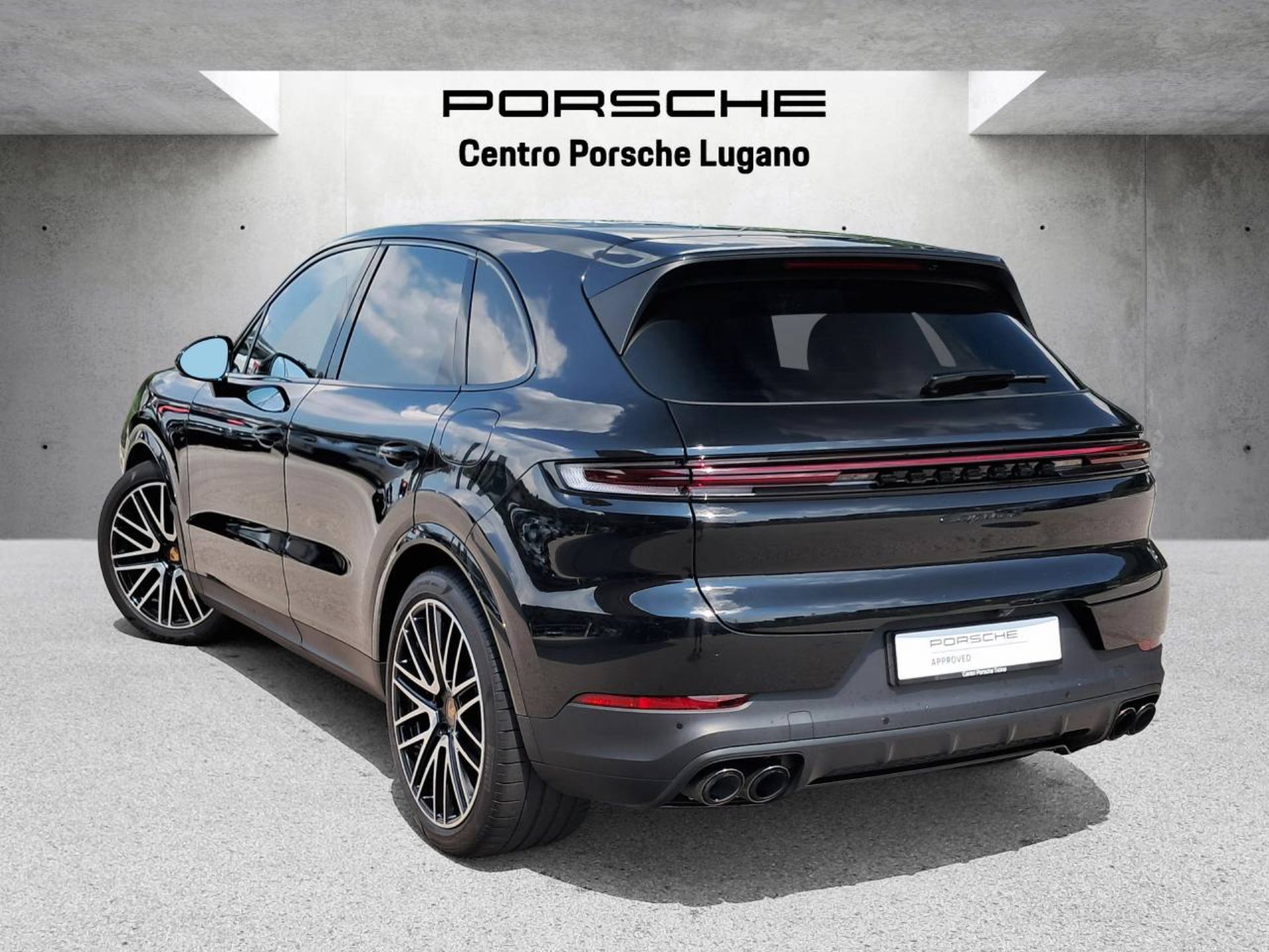 PORSCHE Cayenne S E-Hybrid-showroom-element-2