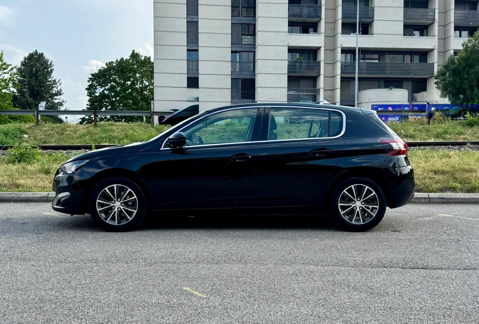 PEUGEOT 308 1.2 THP Allure-showroom-element-1