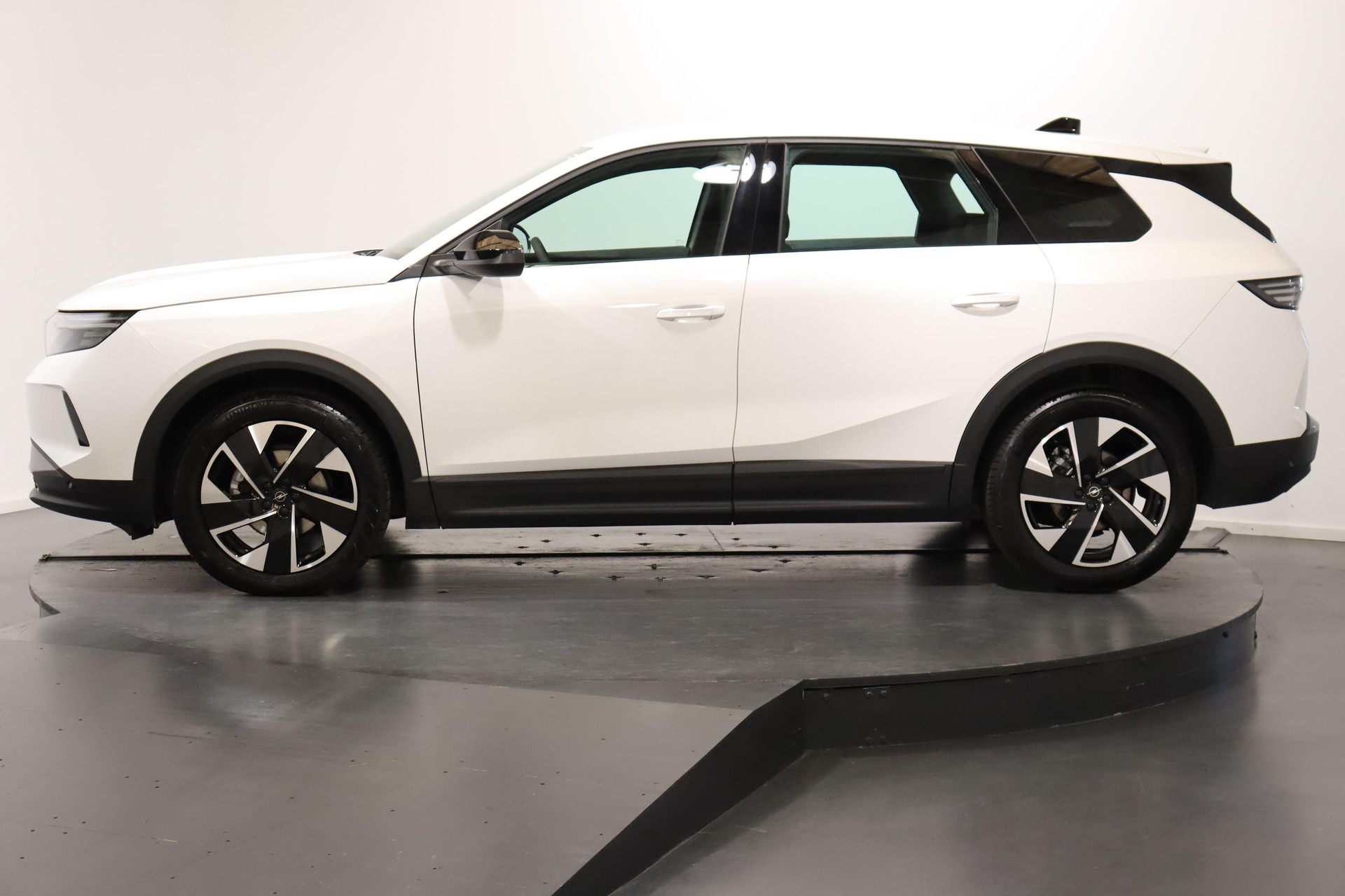 OPEL Grandland 1.2 T HEV Edition-showroom-element-1