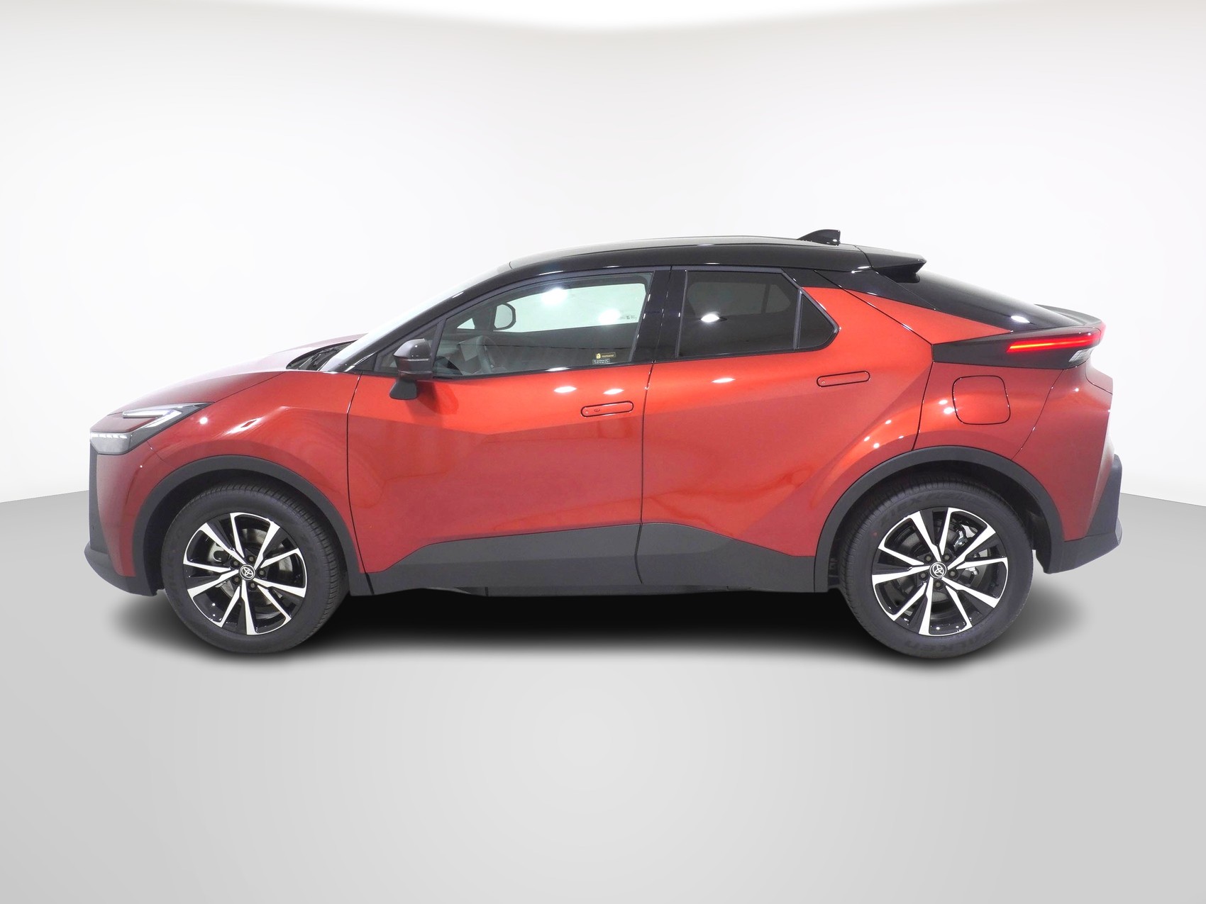 TOYOTA C-HR 2.0 PHEV Swiss Edition ** inkl. 8-Fach Bereifung **-showroom-element-1