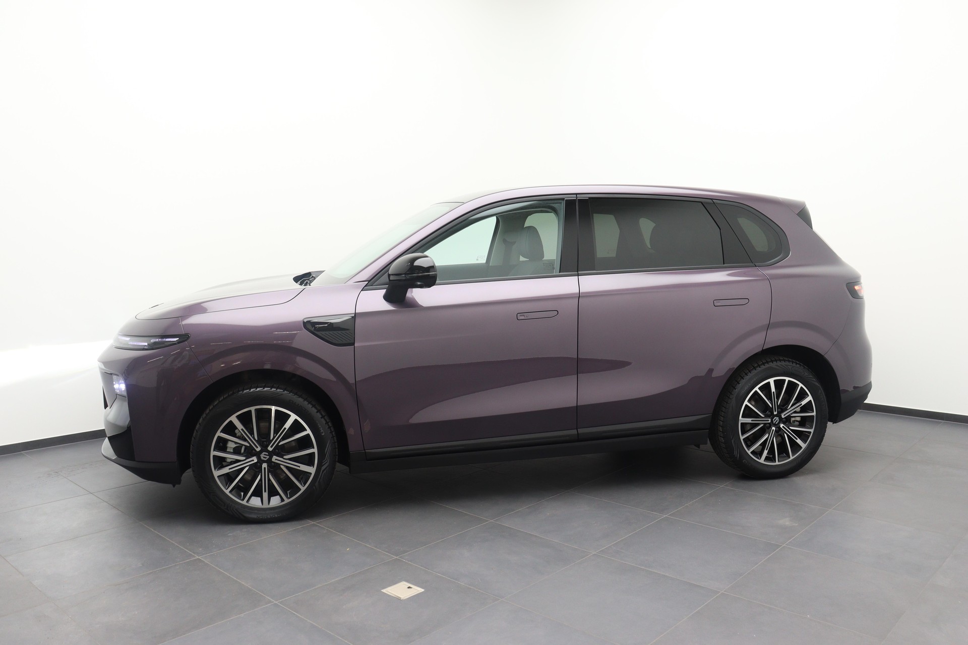 LEAPMOTOR B10 EV-showroom-element-3