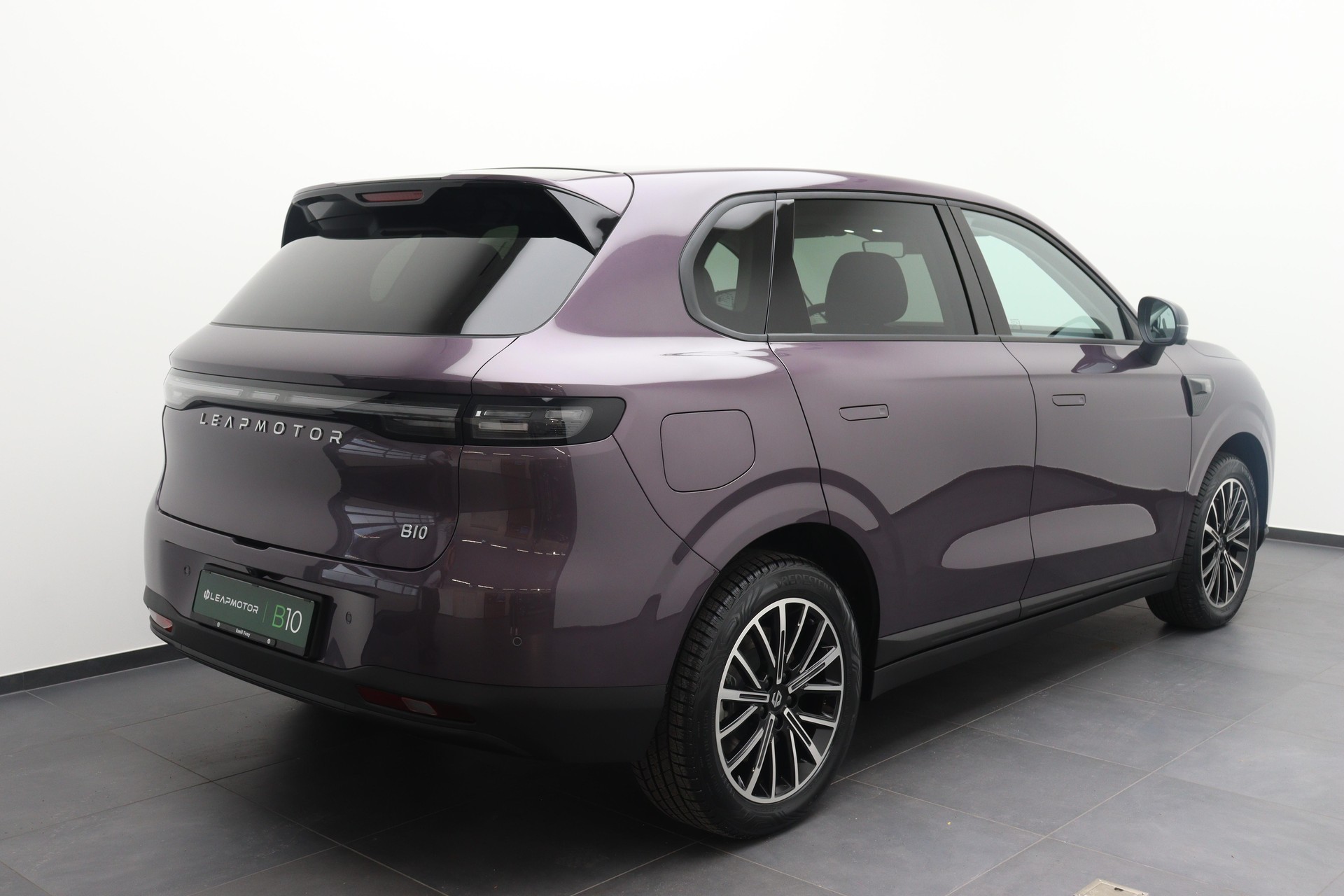 LEAPMOTOR B10 EV-showroom-element-1