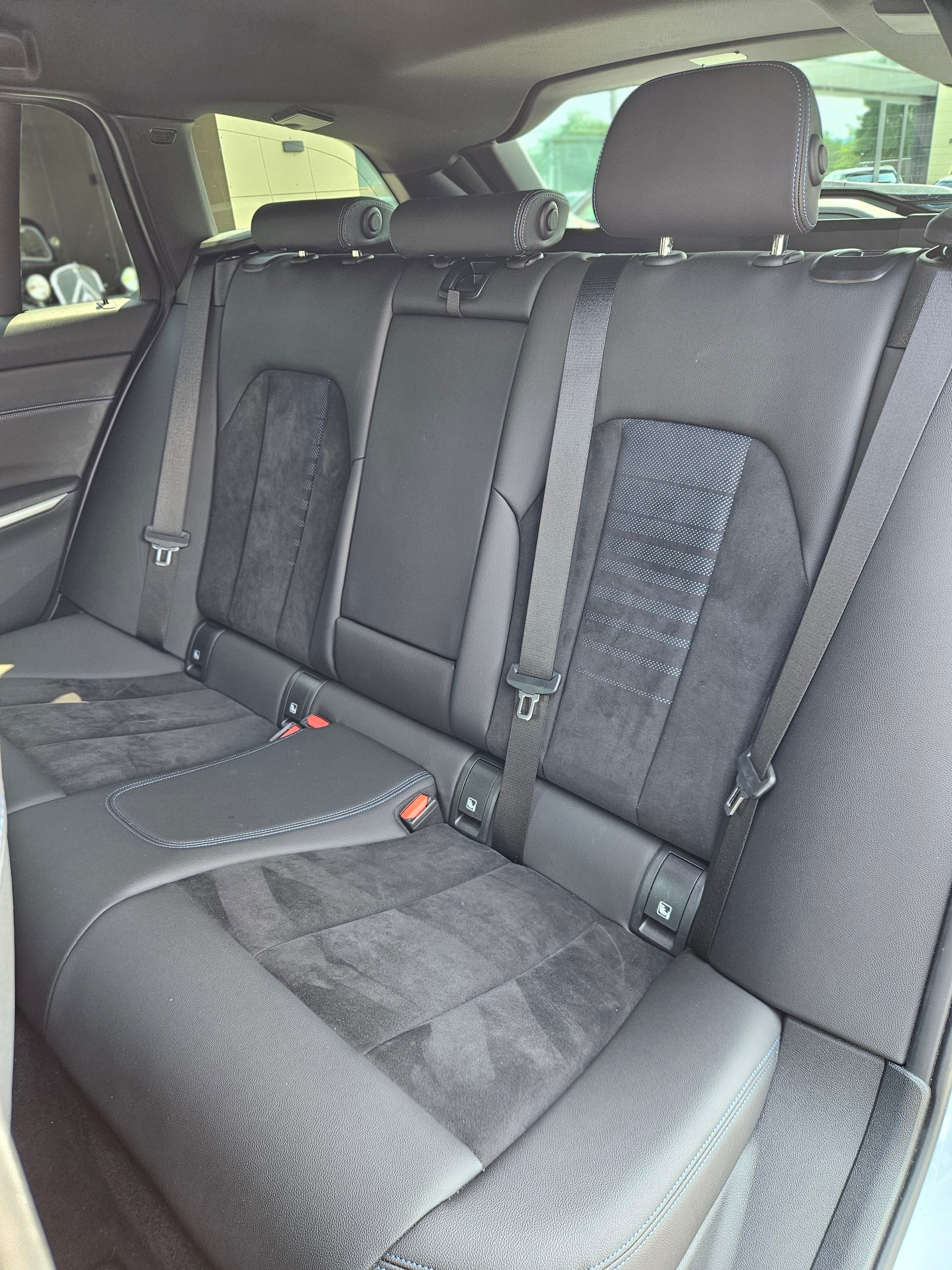 BMW 318i Touring Steptronic M Sport-image-8