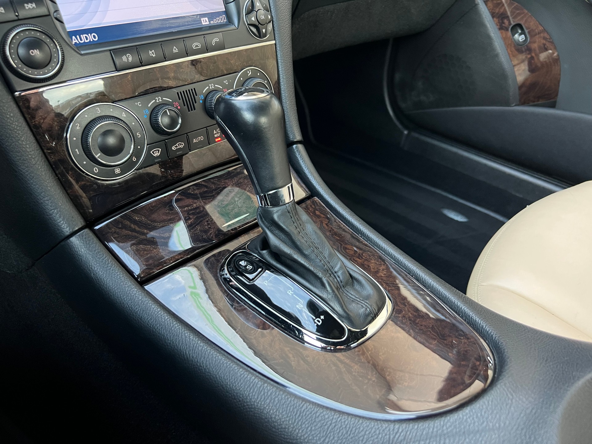 MERCEDES-BENZ CLK 350 Elégance 7G-Tronic I designo (CH)-image-16