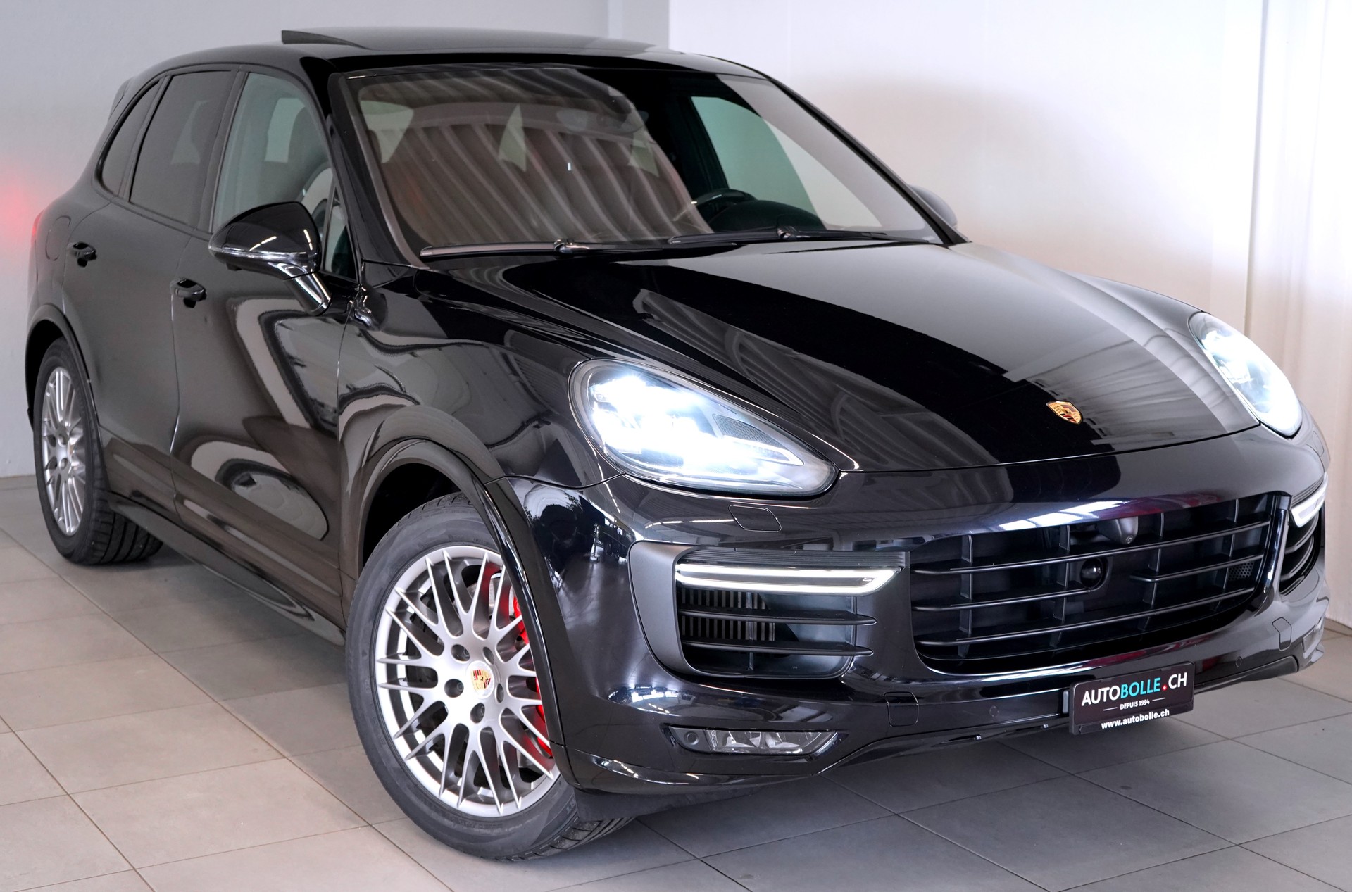 PORSCHE Cayenne GTS-showroom-element-1