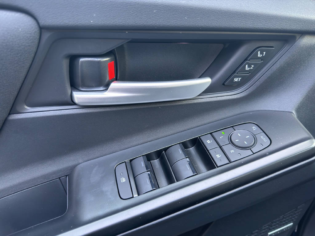 SUBARU Solterra eV Luxury AWD-image-4