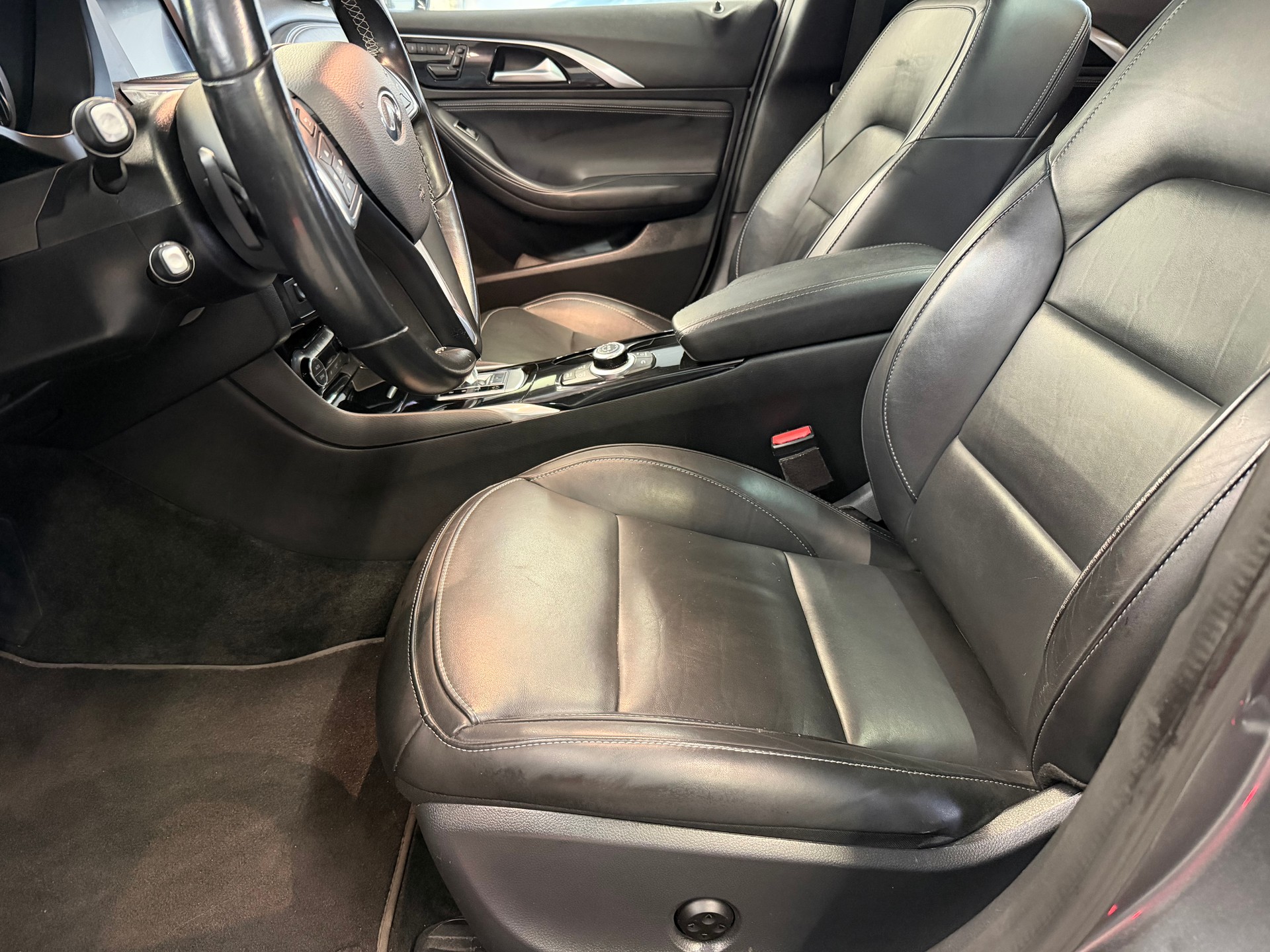 INFINITI QX30 2.0t Luxe Tech AWD DCT AWD-image-8
