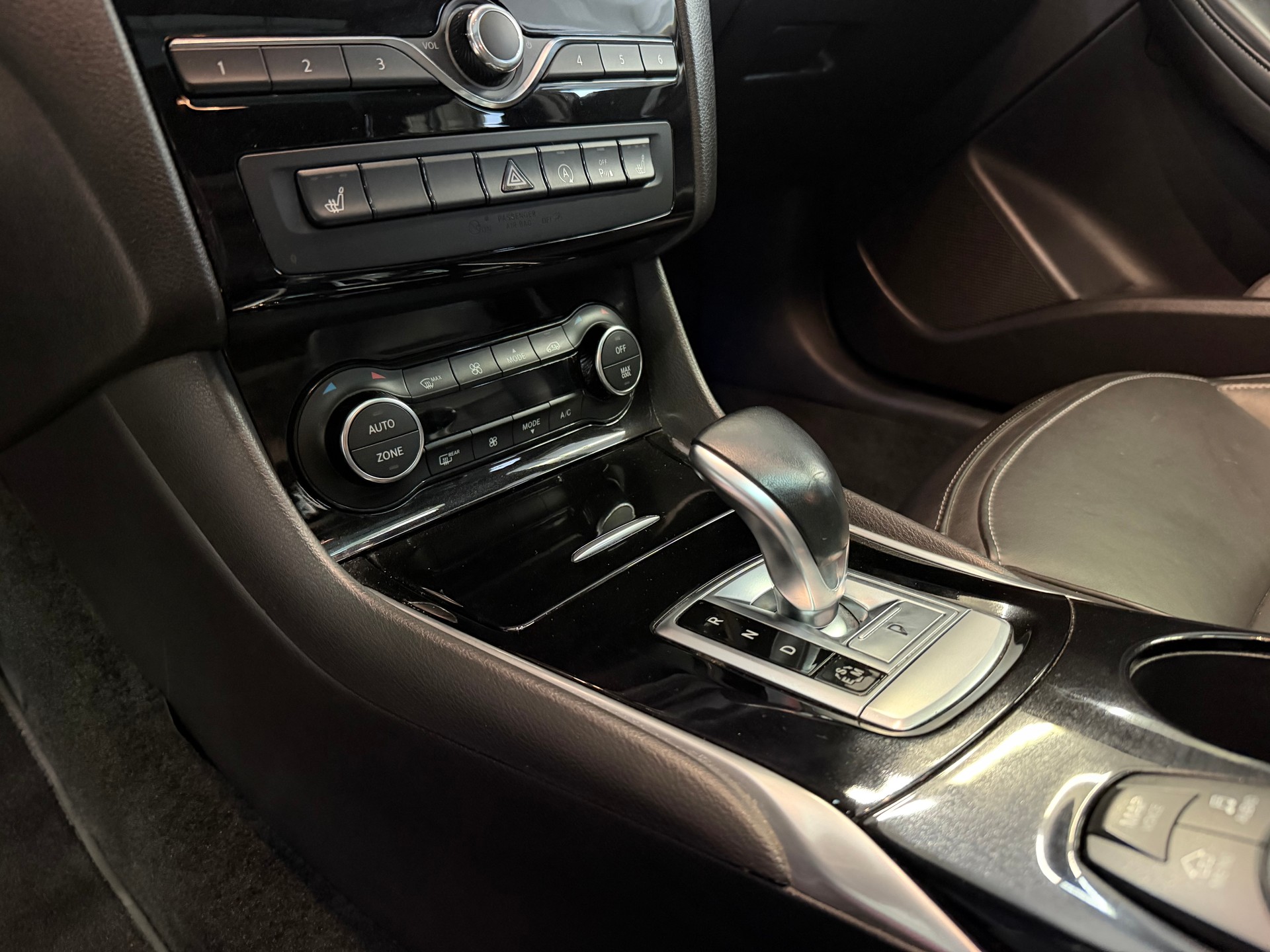 INFINITI QX30 2.0t Luxe Tech AWD DCT AWD-image-10