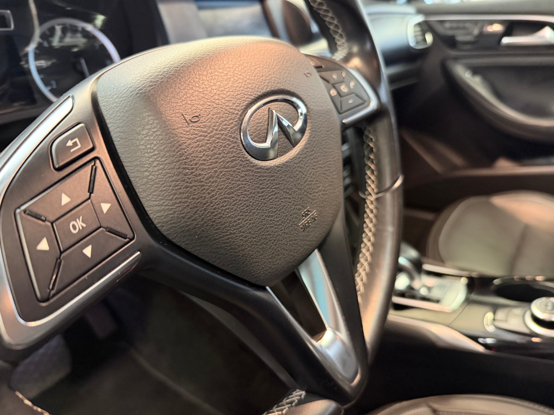 INFINITI QX30 2.0t Luxe Tech AWD DCT AWD-image-9