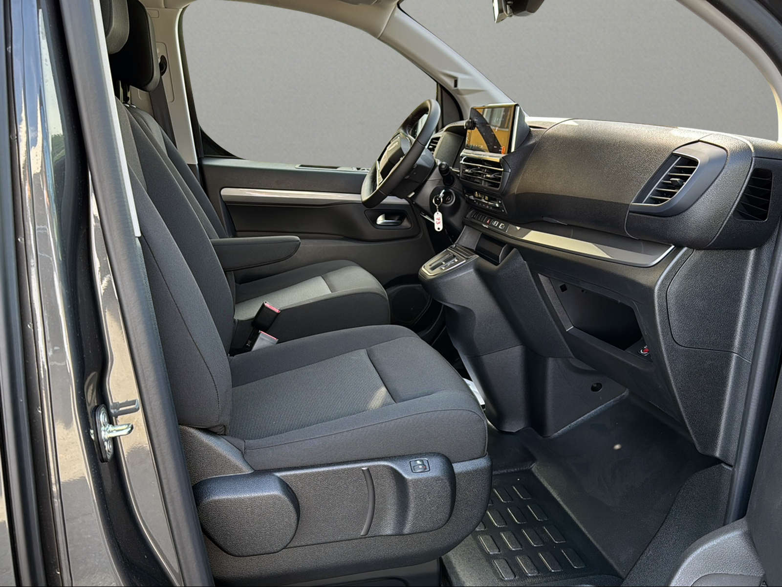 PEUGEOT Traveller 2.2 BlueHDi Family Edition Standard EAT8-image-14