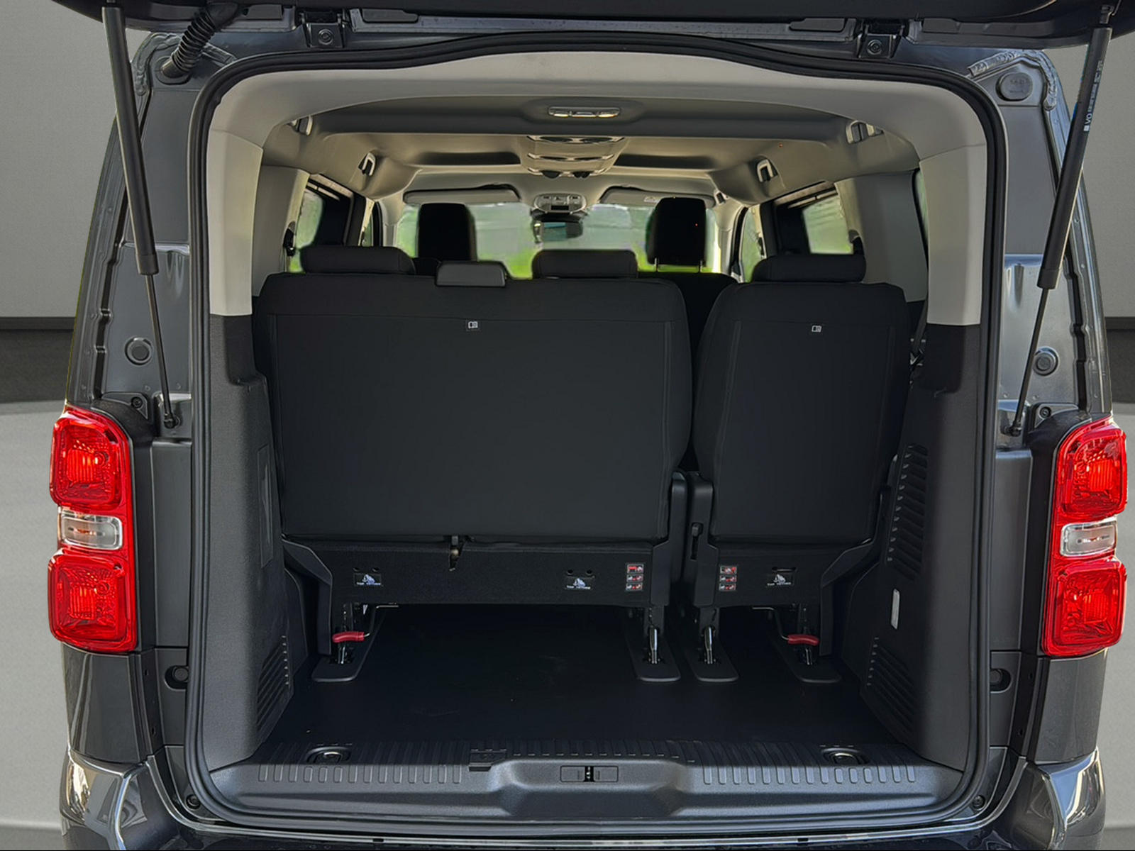 PEUGEOT Traveller 2.2 BlueHDi Family Edition Standard EAT8-image-10