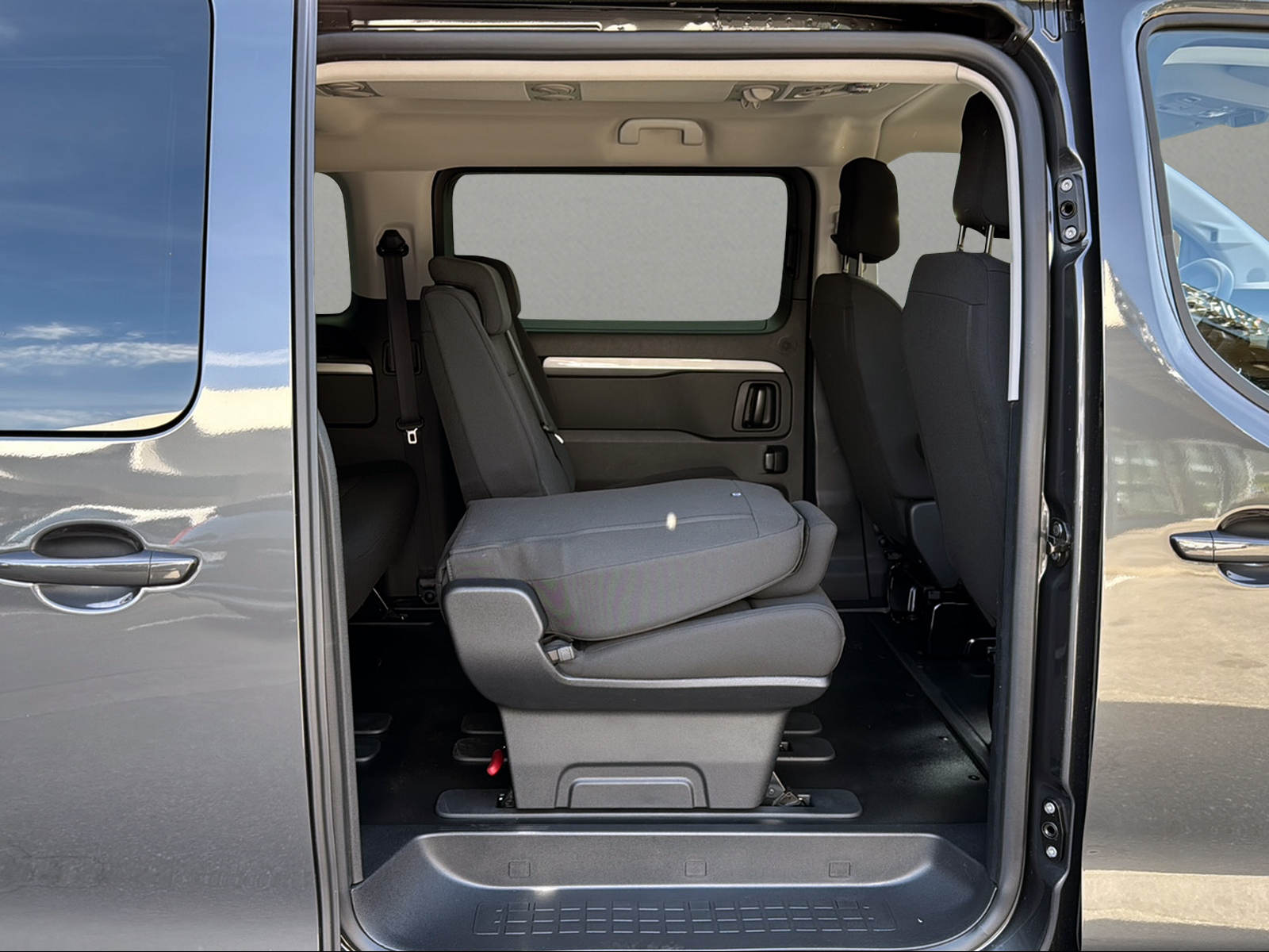 PEUGEOT Traveller 2.2 BlueHDi Family Edition Standard EAT8-image-13