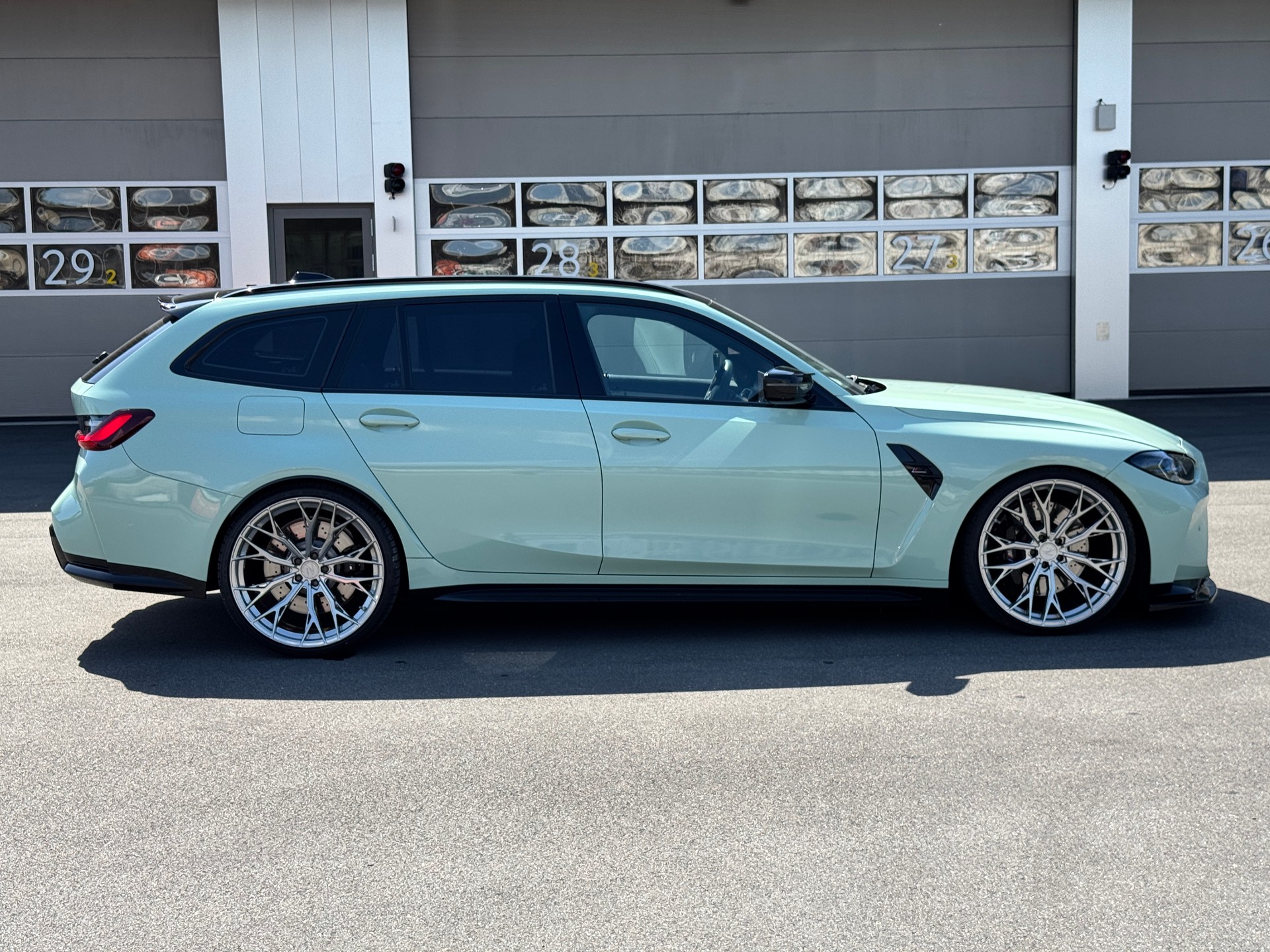 BMW M3 Touring xDrive Competition M-showroom-element-2