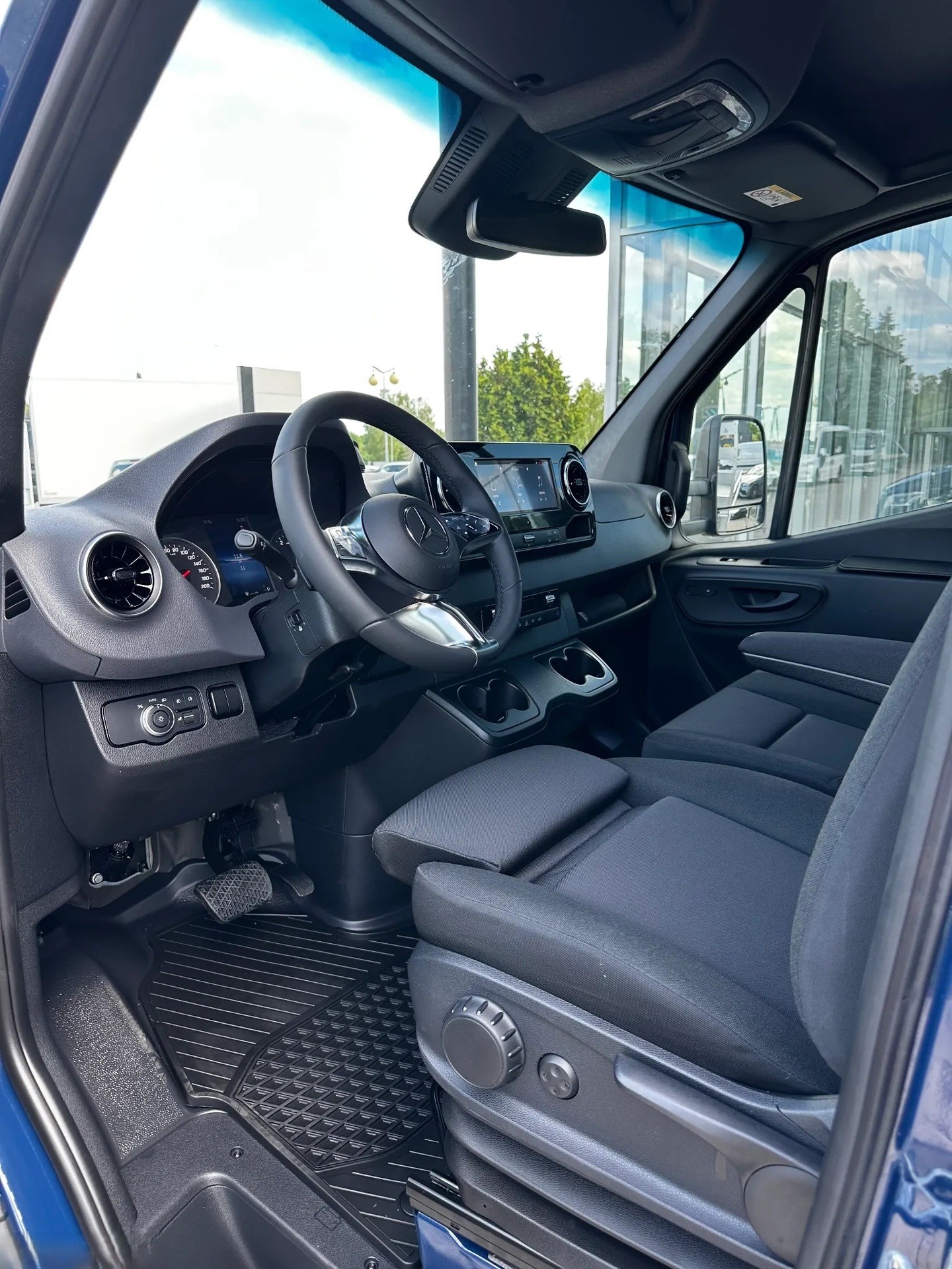 MERCEDES-BENZ Sprinter 319 CDI Lang 9G-TRONIC 4x4-image-9