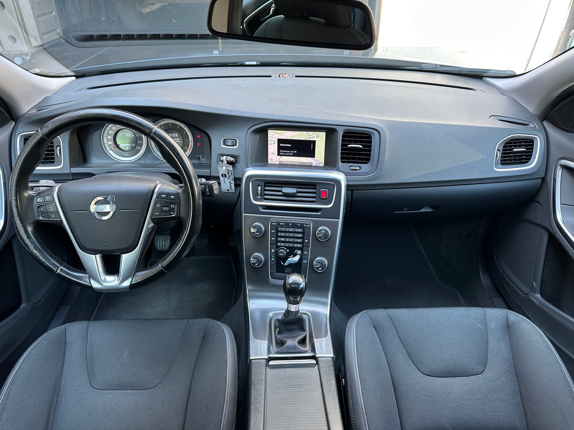 VOLVO V60 2.0T Momentum-image-7
