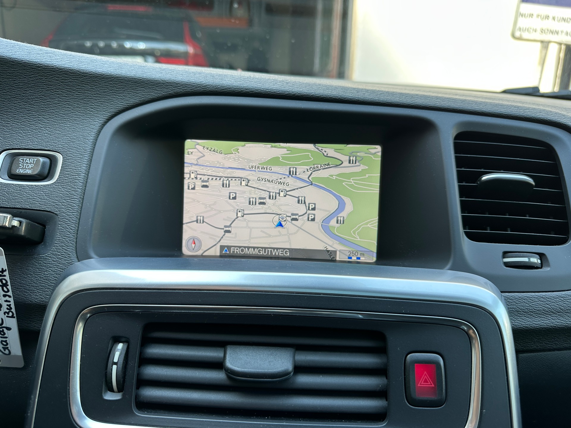 VOLVO V60 2.0T Momentum-image-9