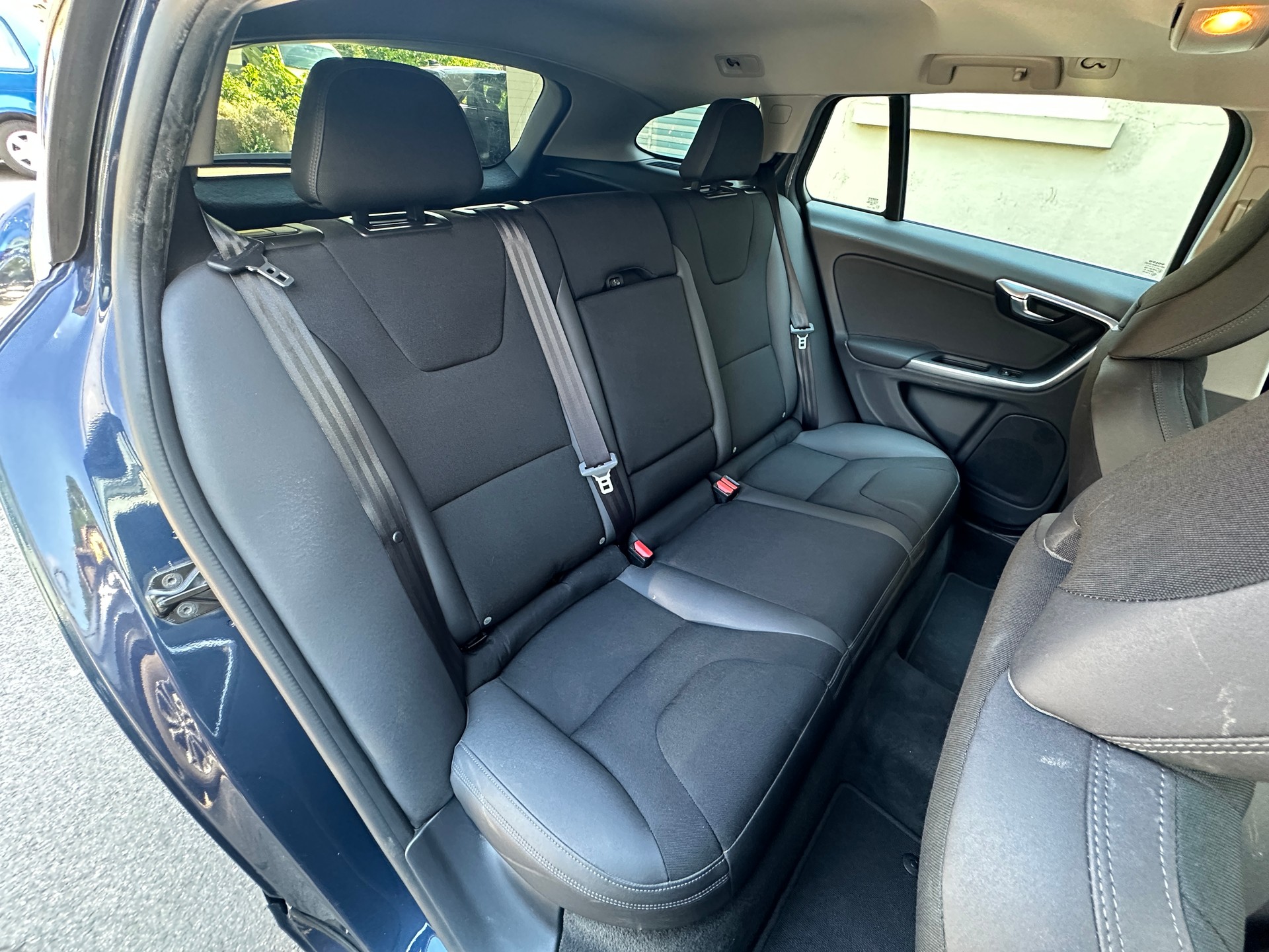 VOLVO V60 2.0T Momentum-image-11