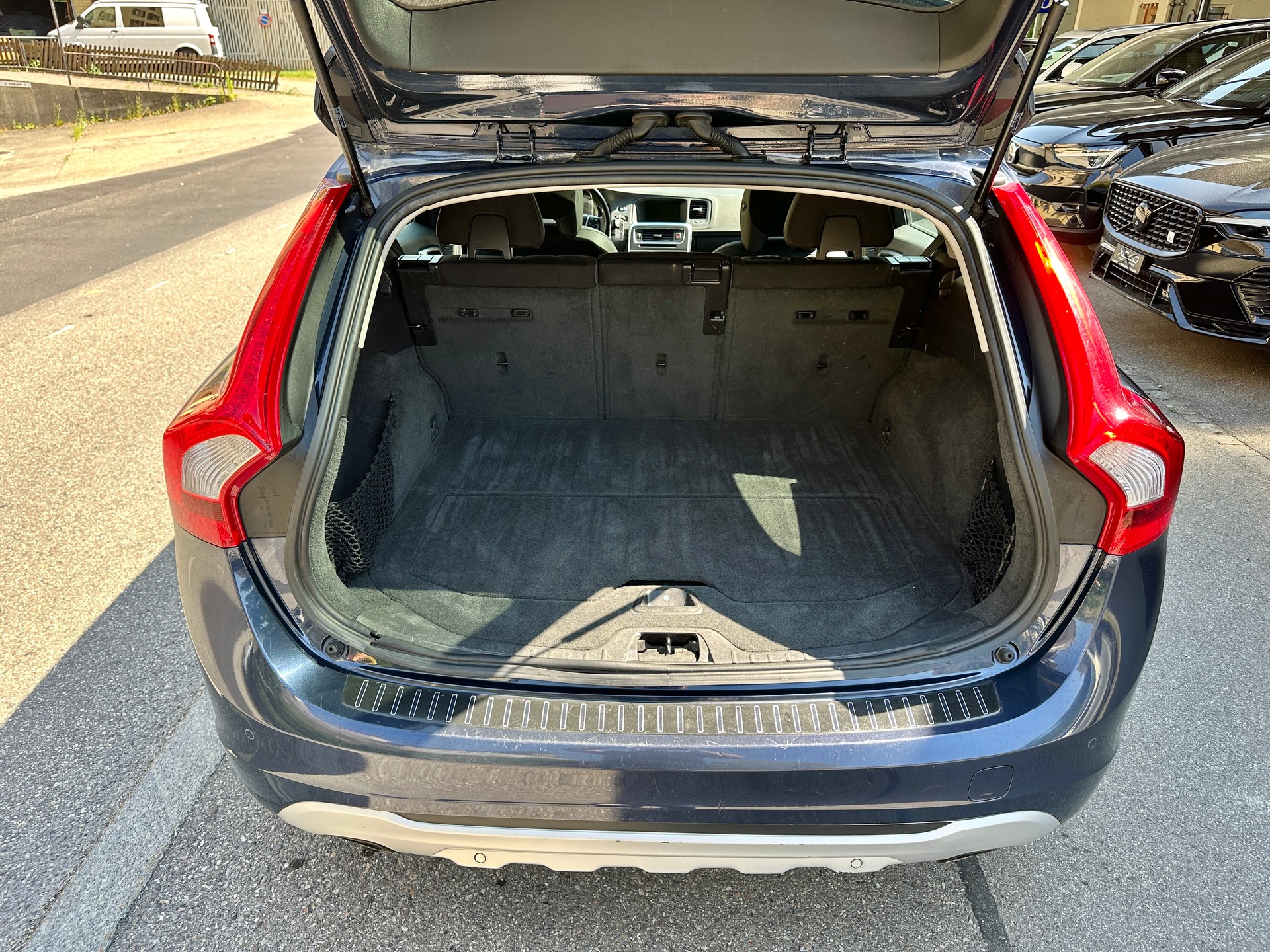 VOLVO V60 2.0T Momentum-image-12
