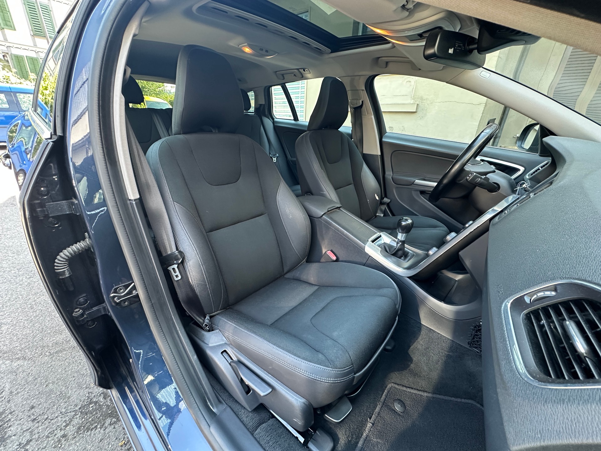 VOLVO V60 2.0T Momentum-image-10