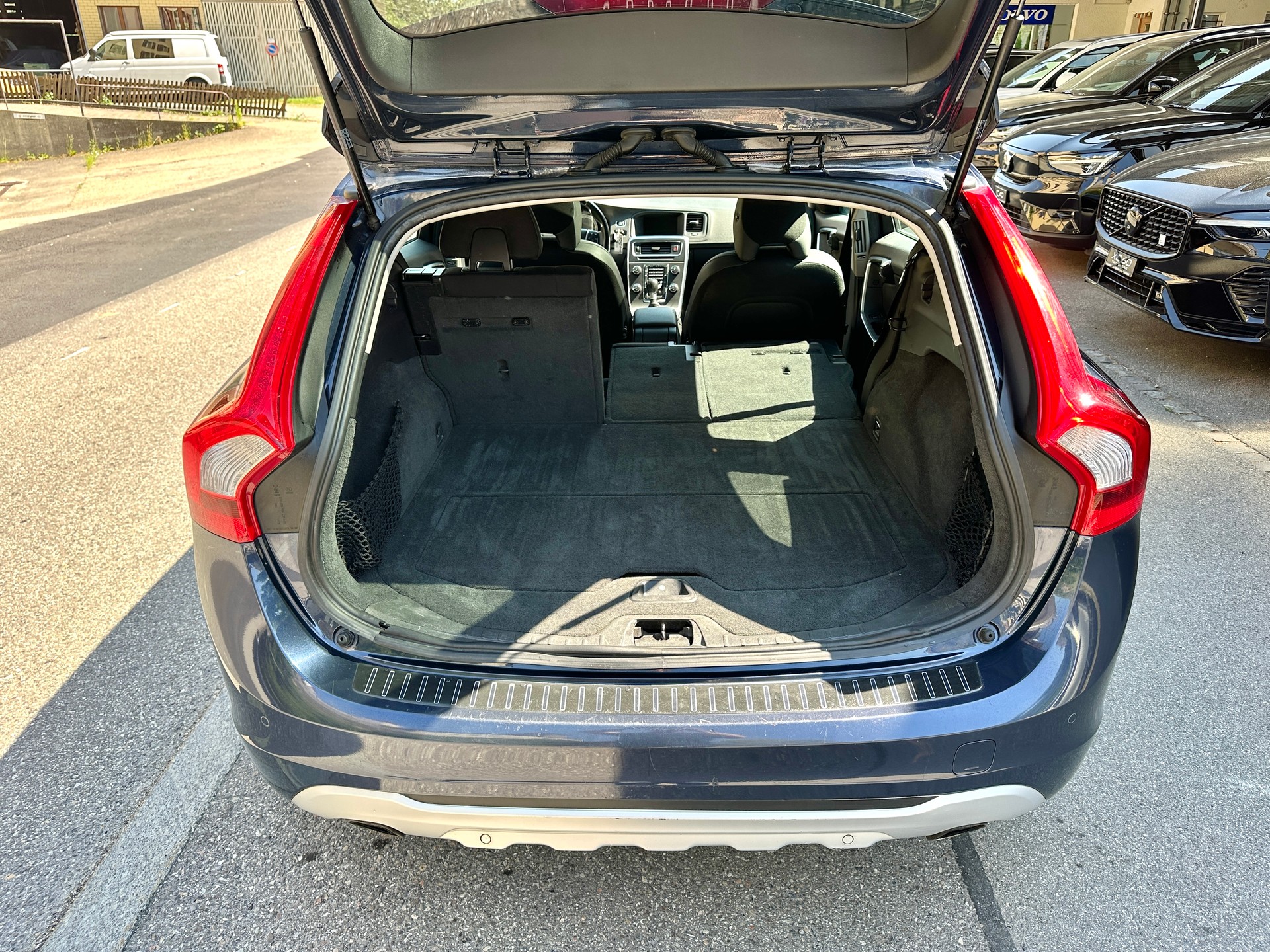 VOLVO V60 2.0T Momentum-image-13