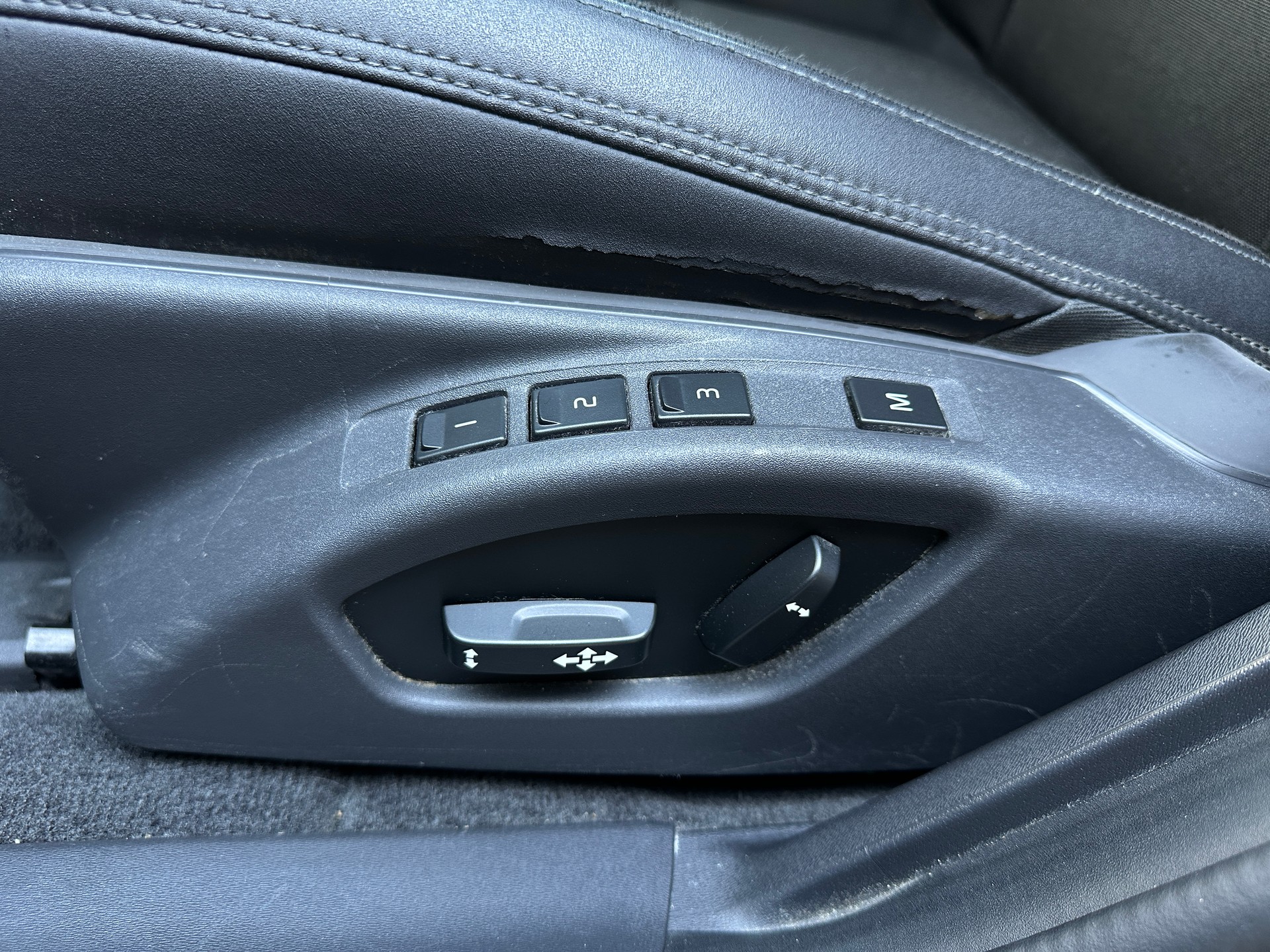 VOLVO V60 2.0T Momentum-image-15