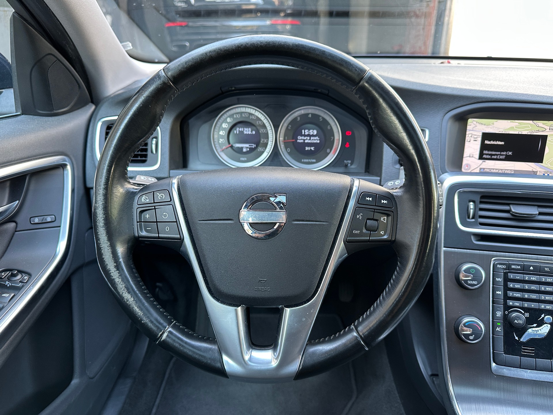 VOLVO V60 2.0T Momentum-image-5