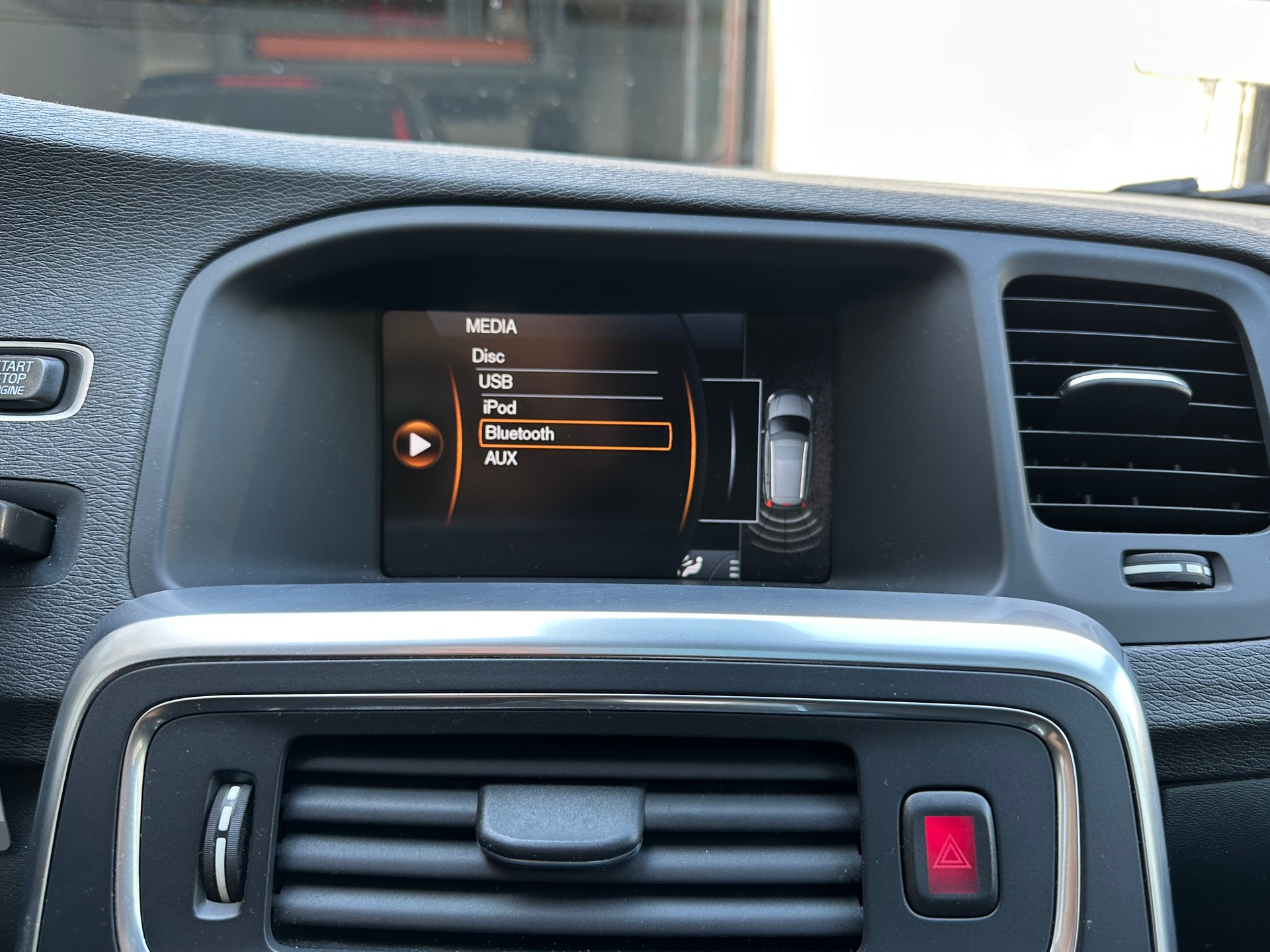 VOLVO V60 2.0T Momentum-image-8
