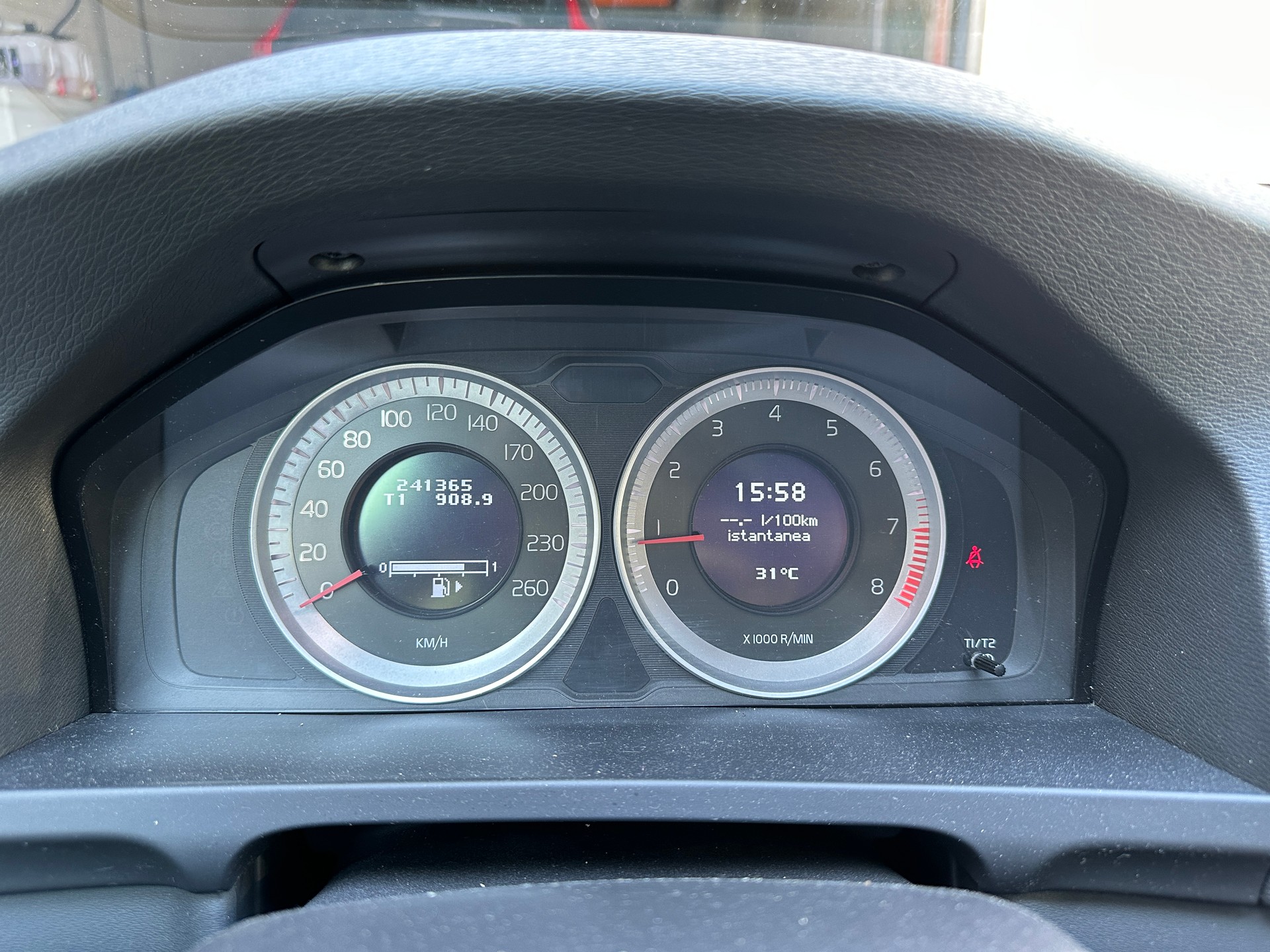VOLVO V60 2.0T Momentum-image-6