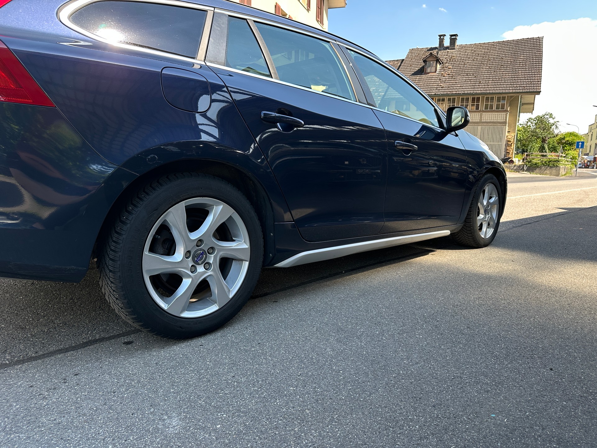 VOLVO V60 2.0T Momentum-image-14