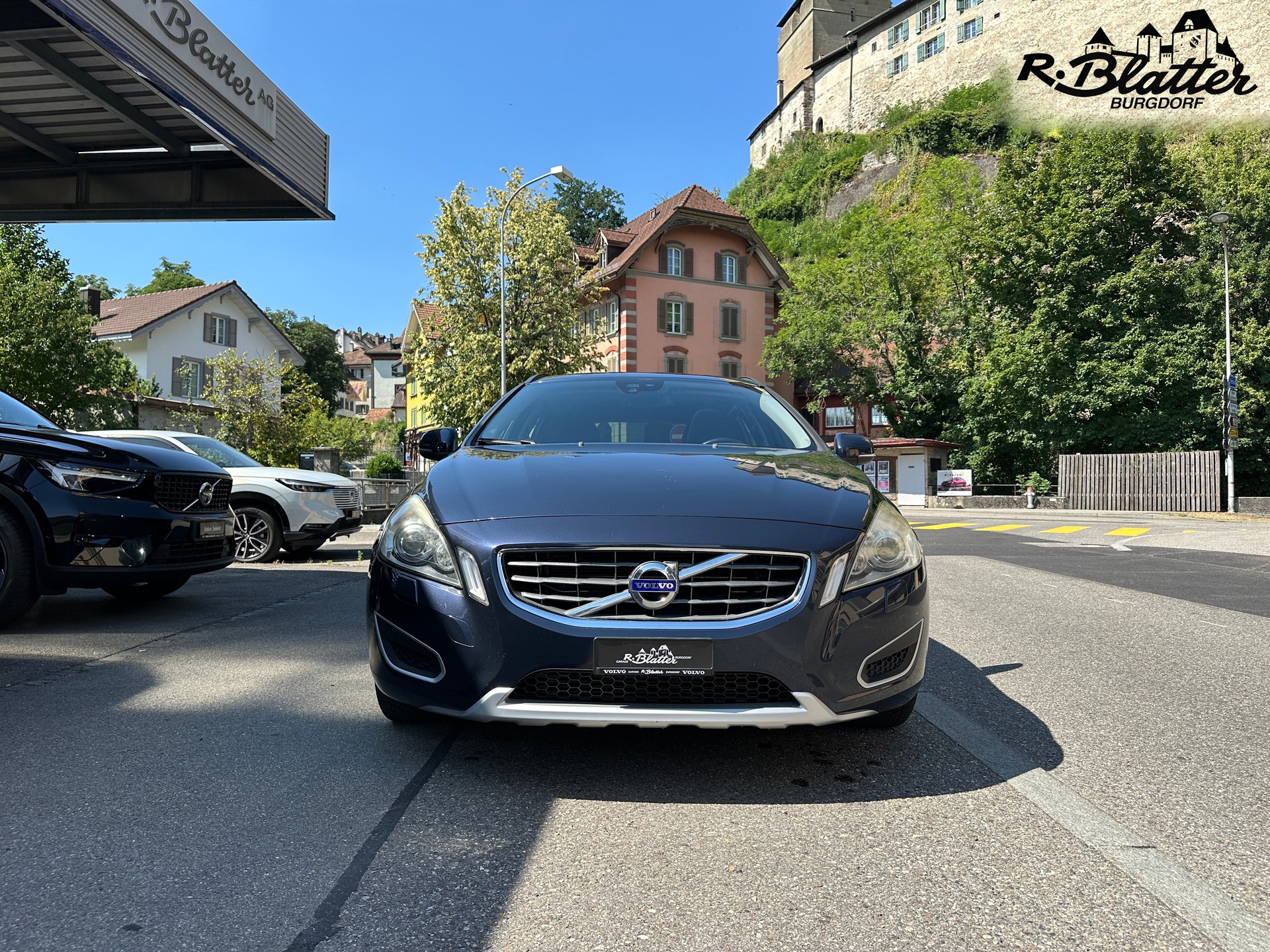 VOLVO V60 2.0T Momentum-showroom-element-1