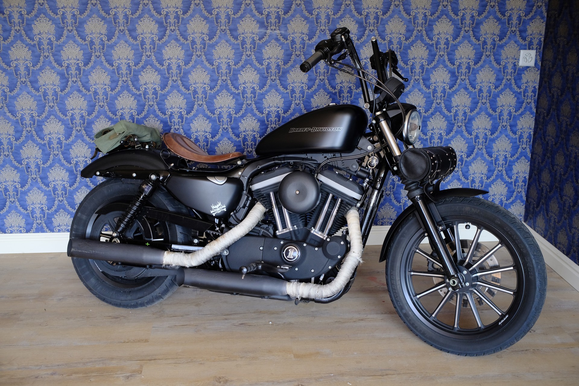 HARLEY-DAVIDSON XL 883 N Sportster Iron-image-1