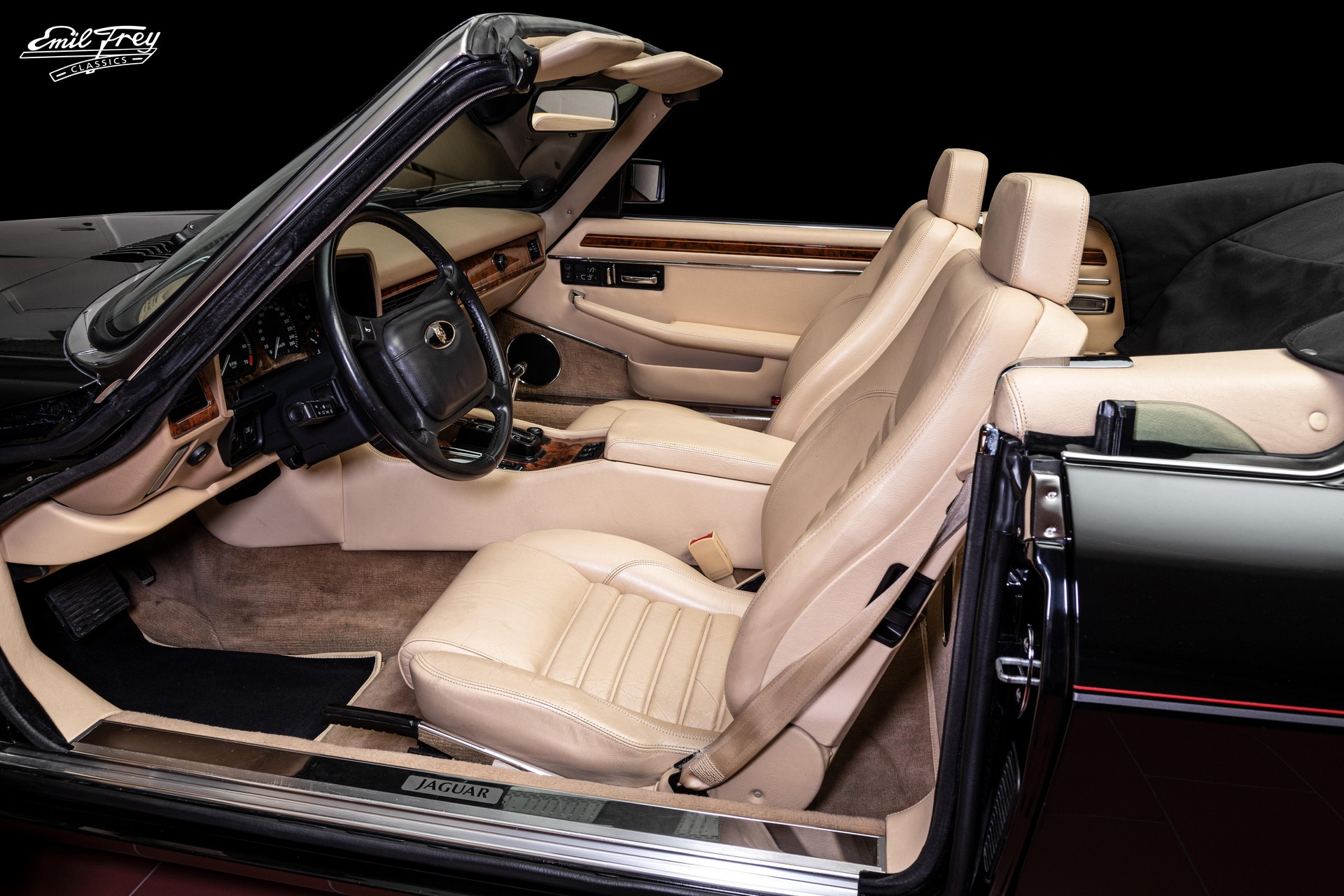JAGUAR XJS V12 Convertible-showroom-element-3