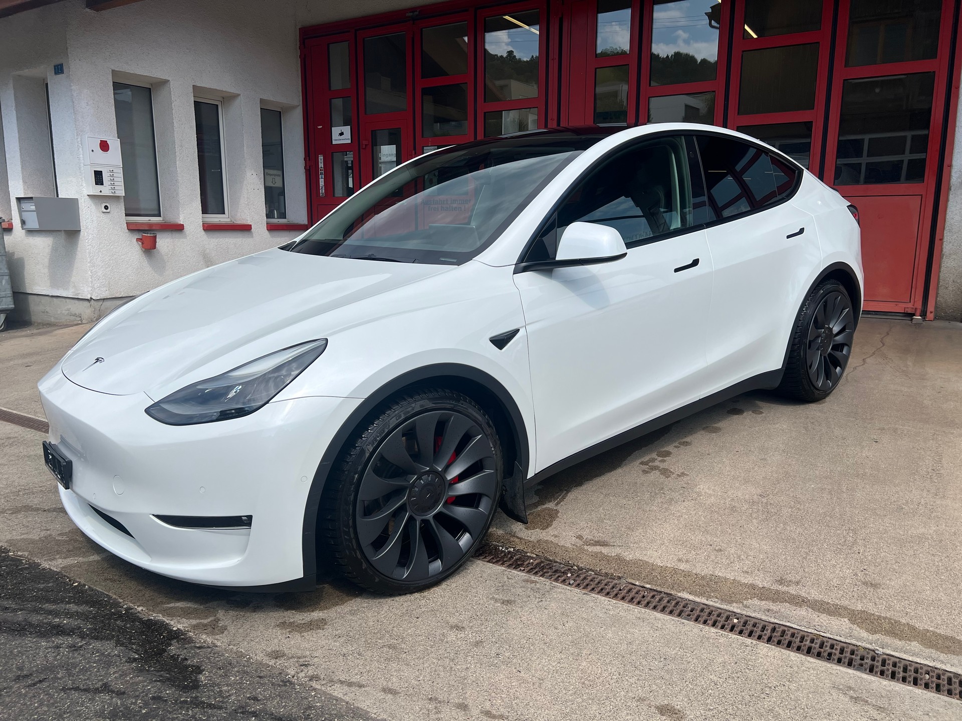 TESLA Model Y Performance // SoH 90%-showroom-element-1