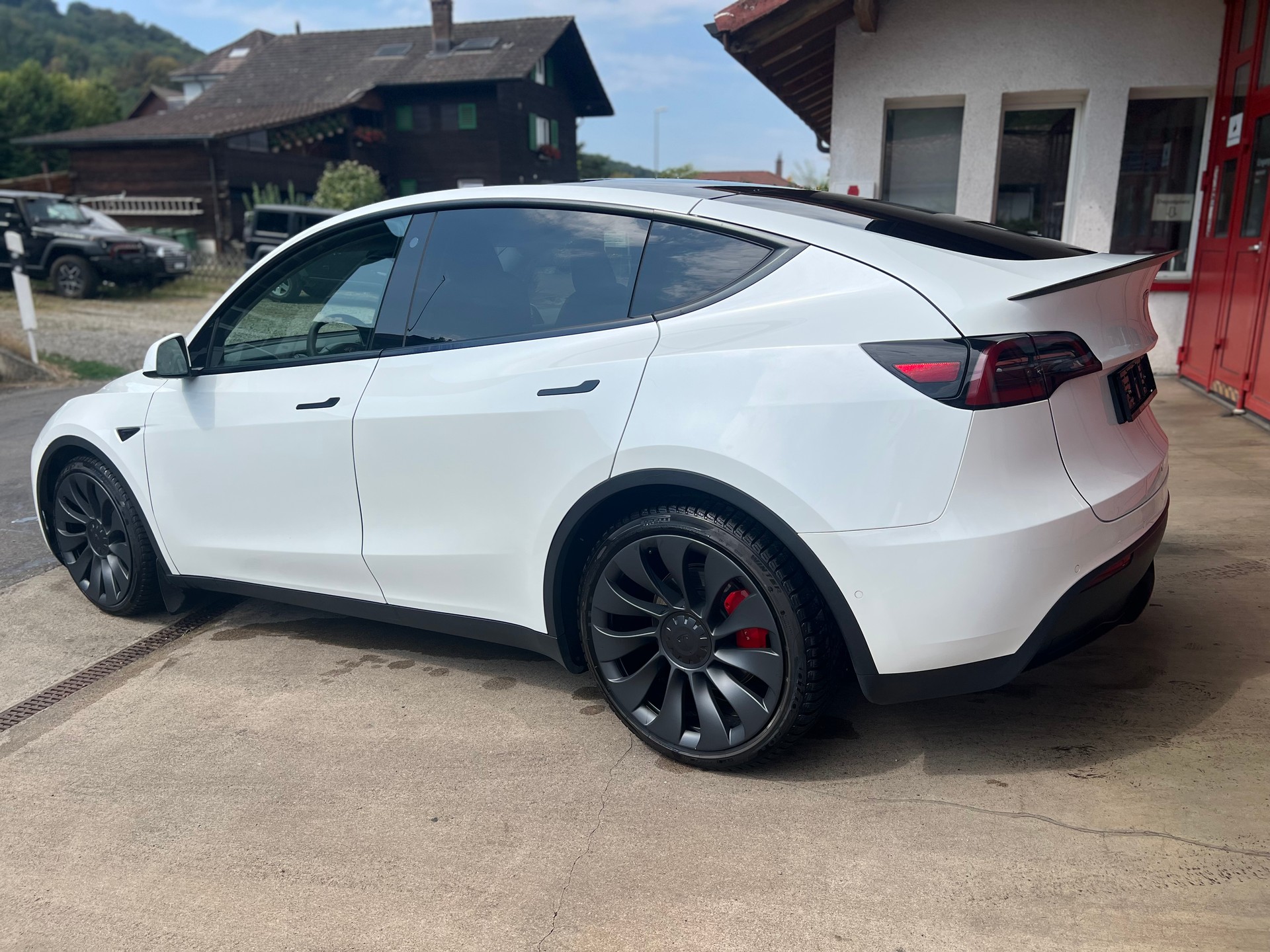TESLA Model Y Performance // SoH 90%-showroom-element-3